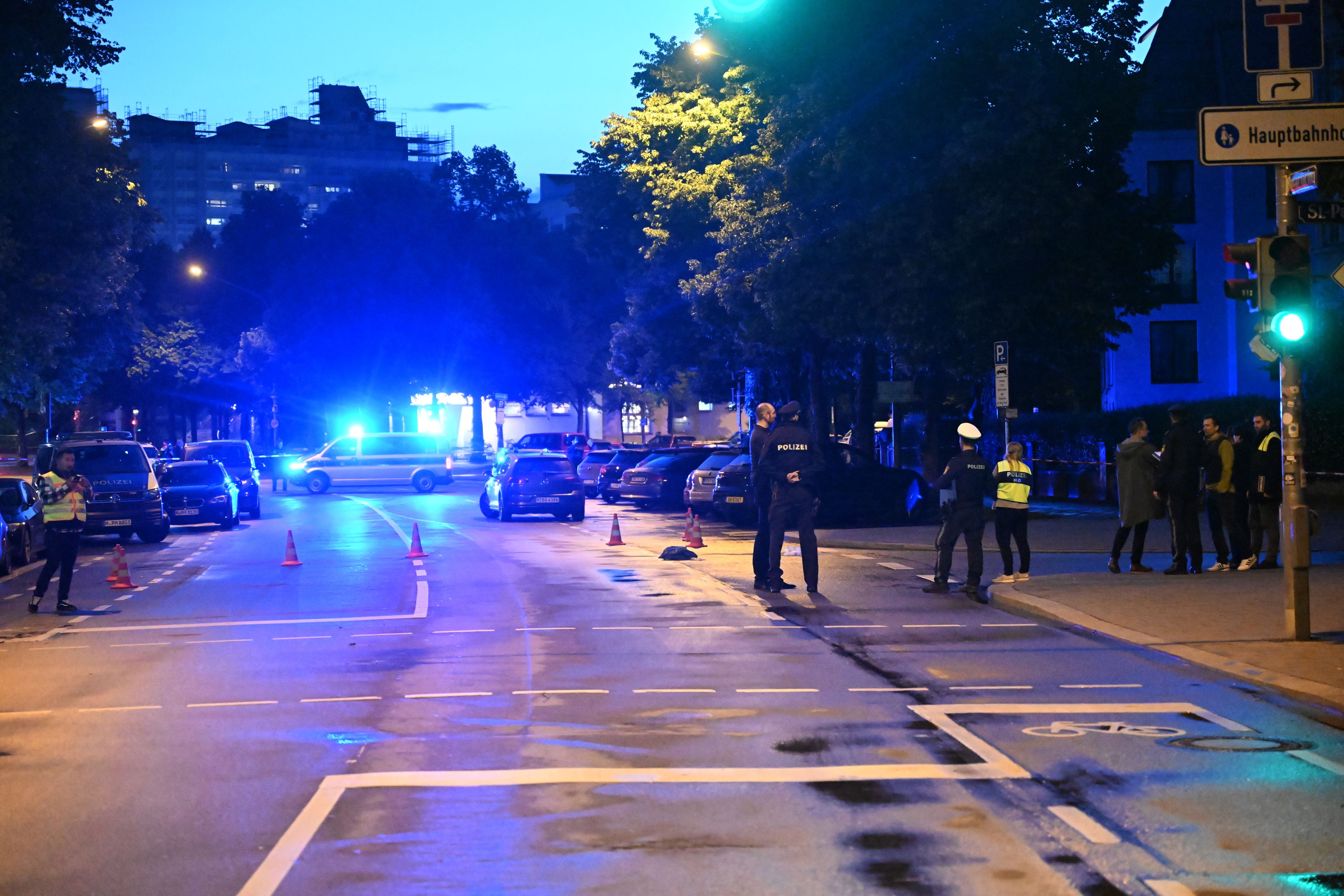 München, 7. Juni 2025: Eine Frau griff mit einem Messer wahllos Passanten nahe der Theresienwiese an.