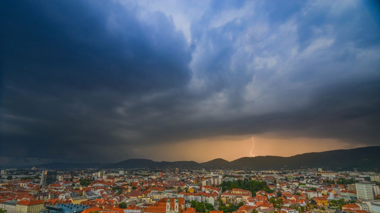 Am Sonntag fegen erneut schwere Unwetter durch Österreich. (Symbolbild)