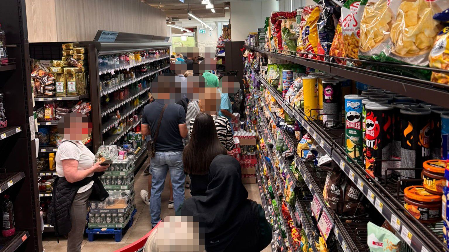 Im 21. Wiener Bezirk war die Schlange vor der Spar-Kassa lang.