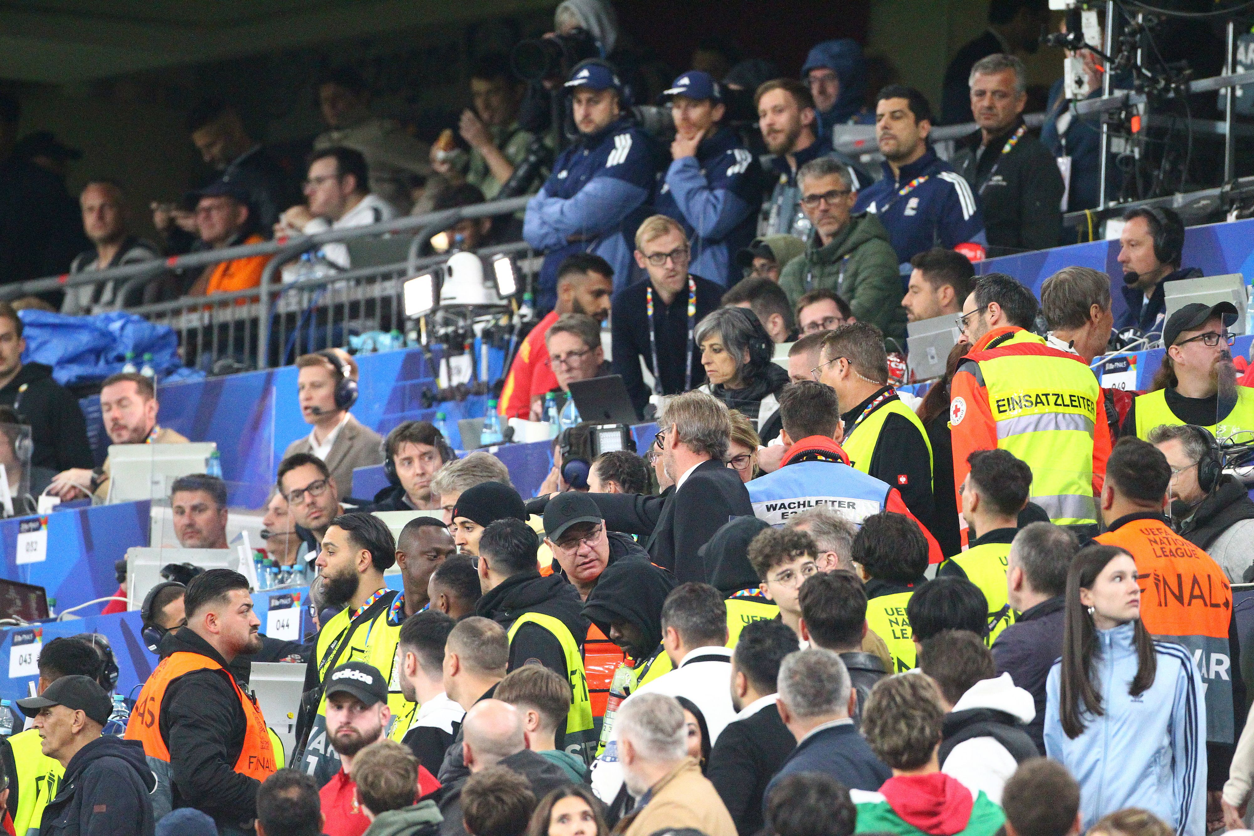 Ein Zuschauer stürzte auf die Pressetribüne und erlag seinen Verletzungen.