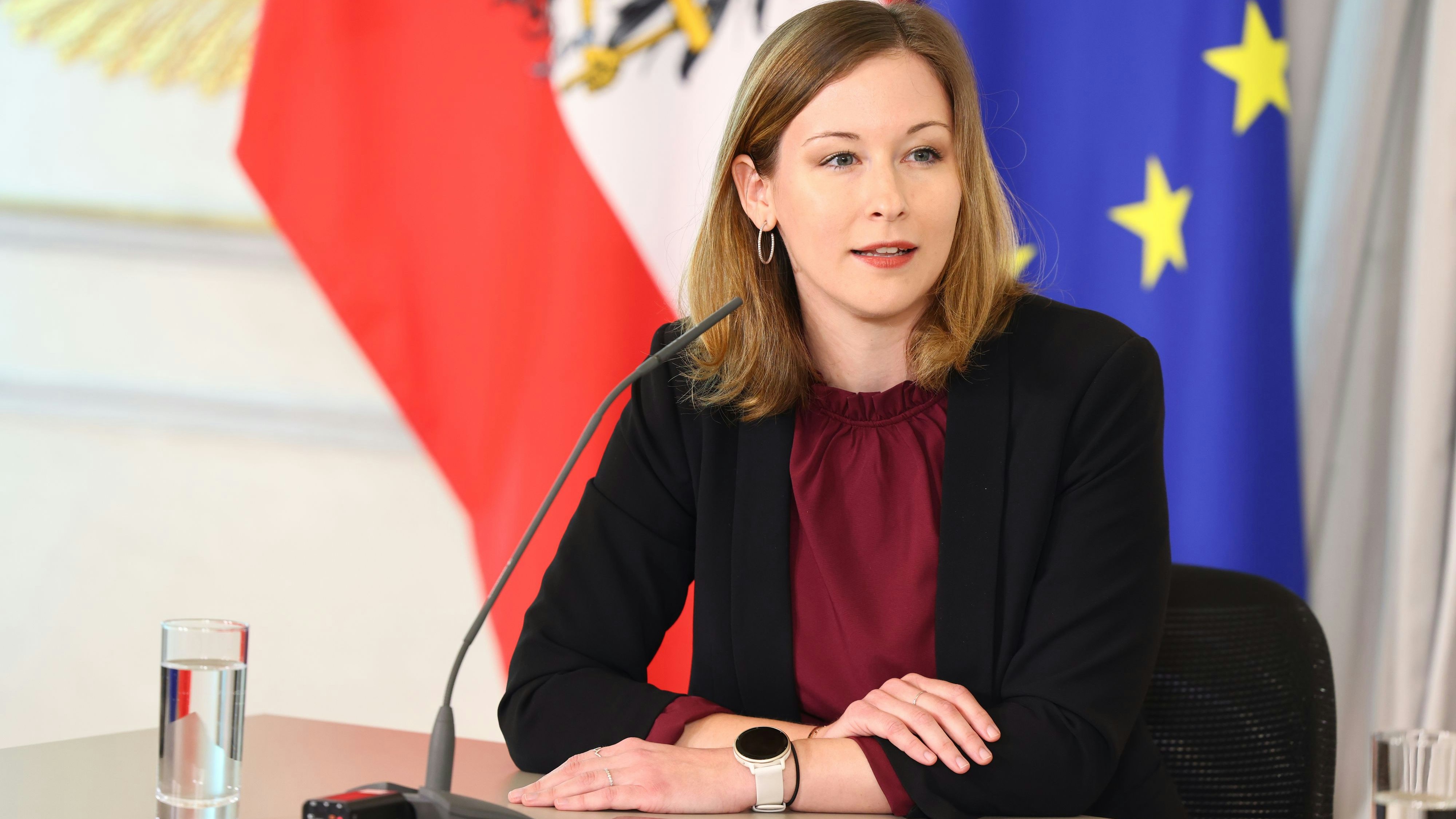 VP-Ministerin Claudia Plakolm präsentiert brisante Zahlen zur Situation von Kindern und Jugendlichen.