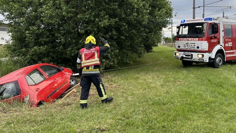 Die Lenkerin war nach dem Unfall im Auto eingeklemmt.