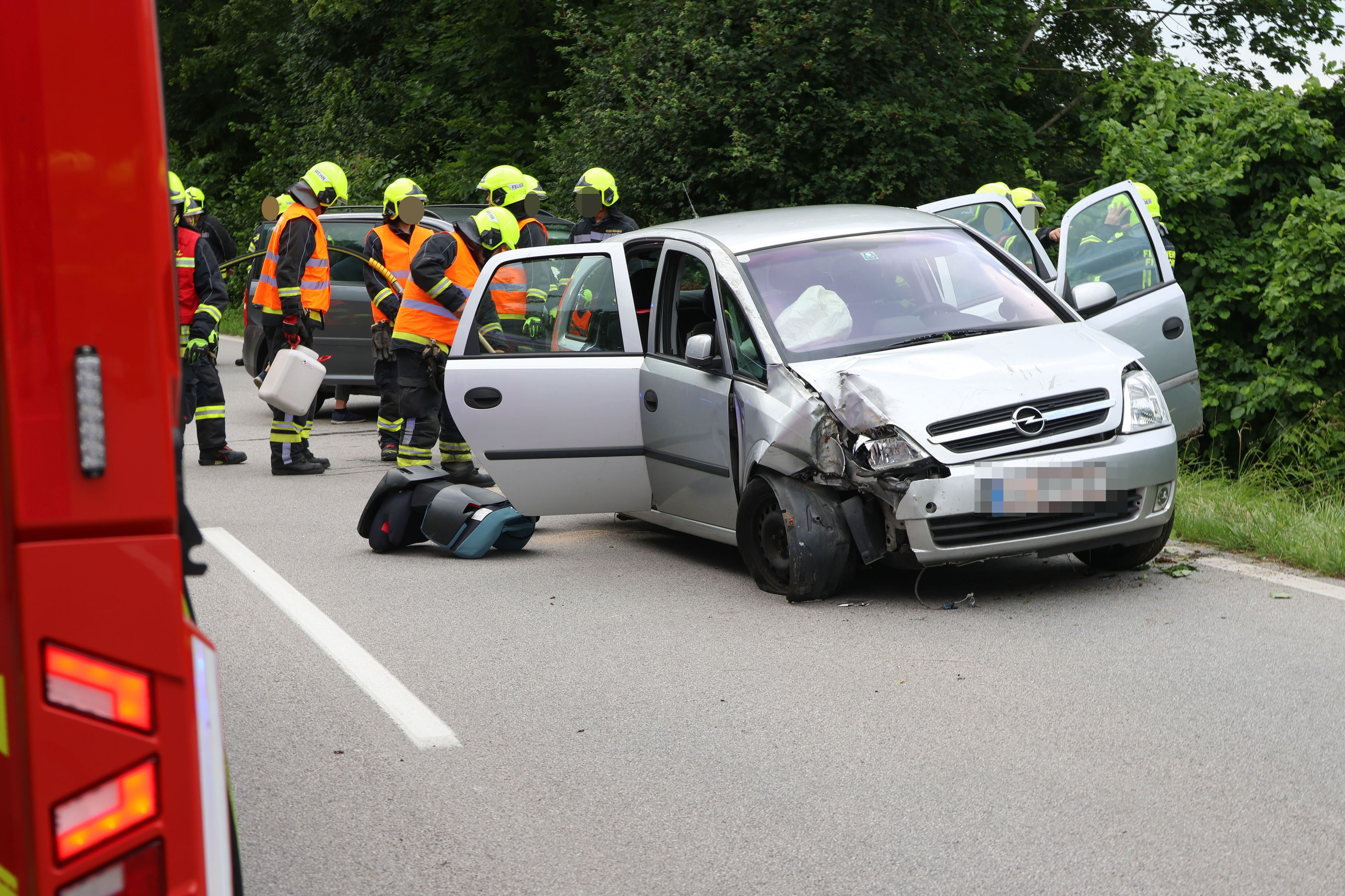 Oma und Enkel wurden von Ersthelfern aus dem Auto gerettet.