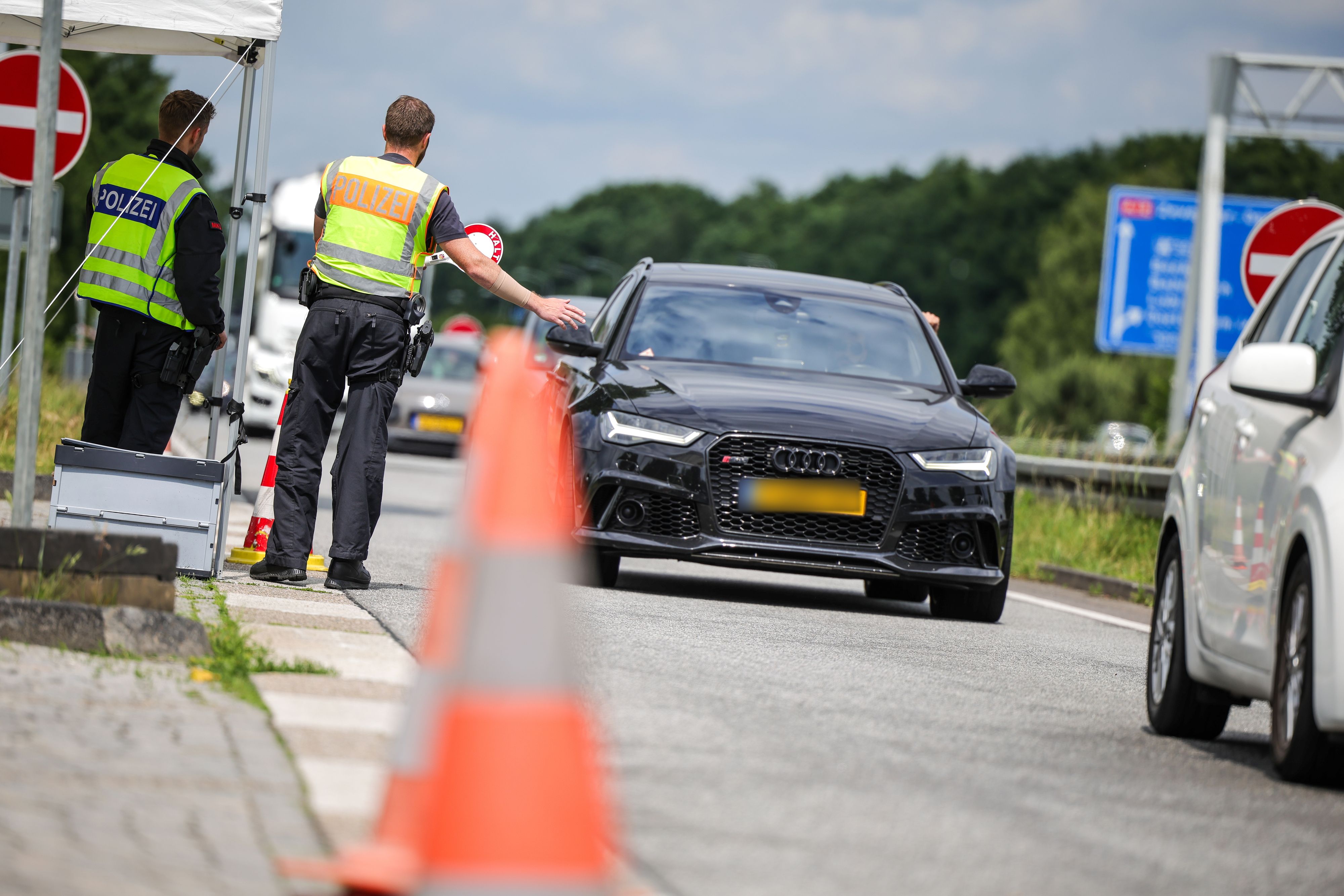 In den Niederlanden haben Bürger eigene Kontrollen an der deutschen Grenze organisiert. (Symbolbild)