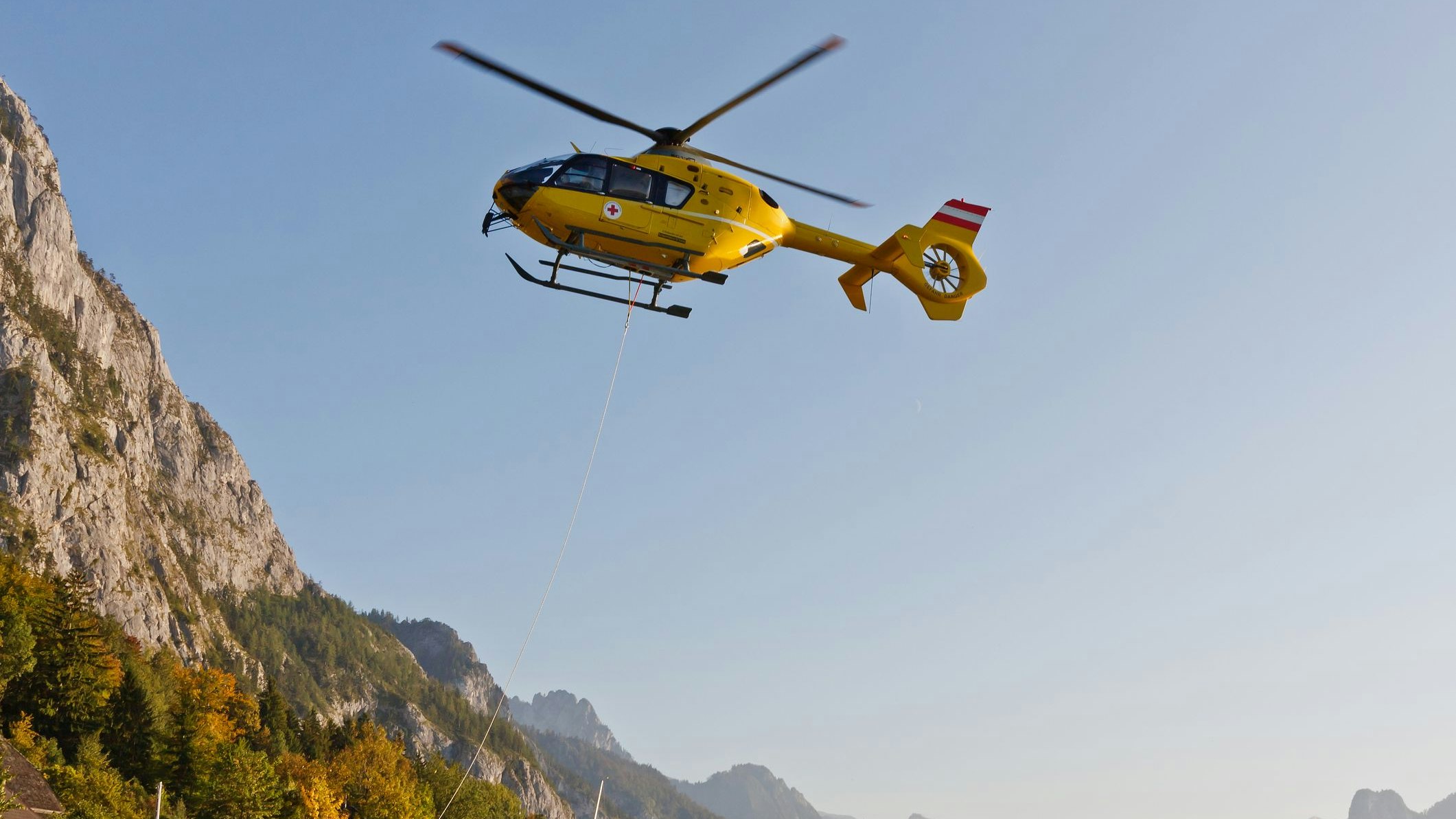 Der Verletzte wurde mit dem Rettungshubschrauber ins Spital geflogen. (Symbolbild)
