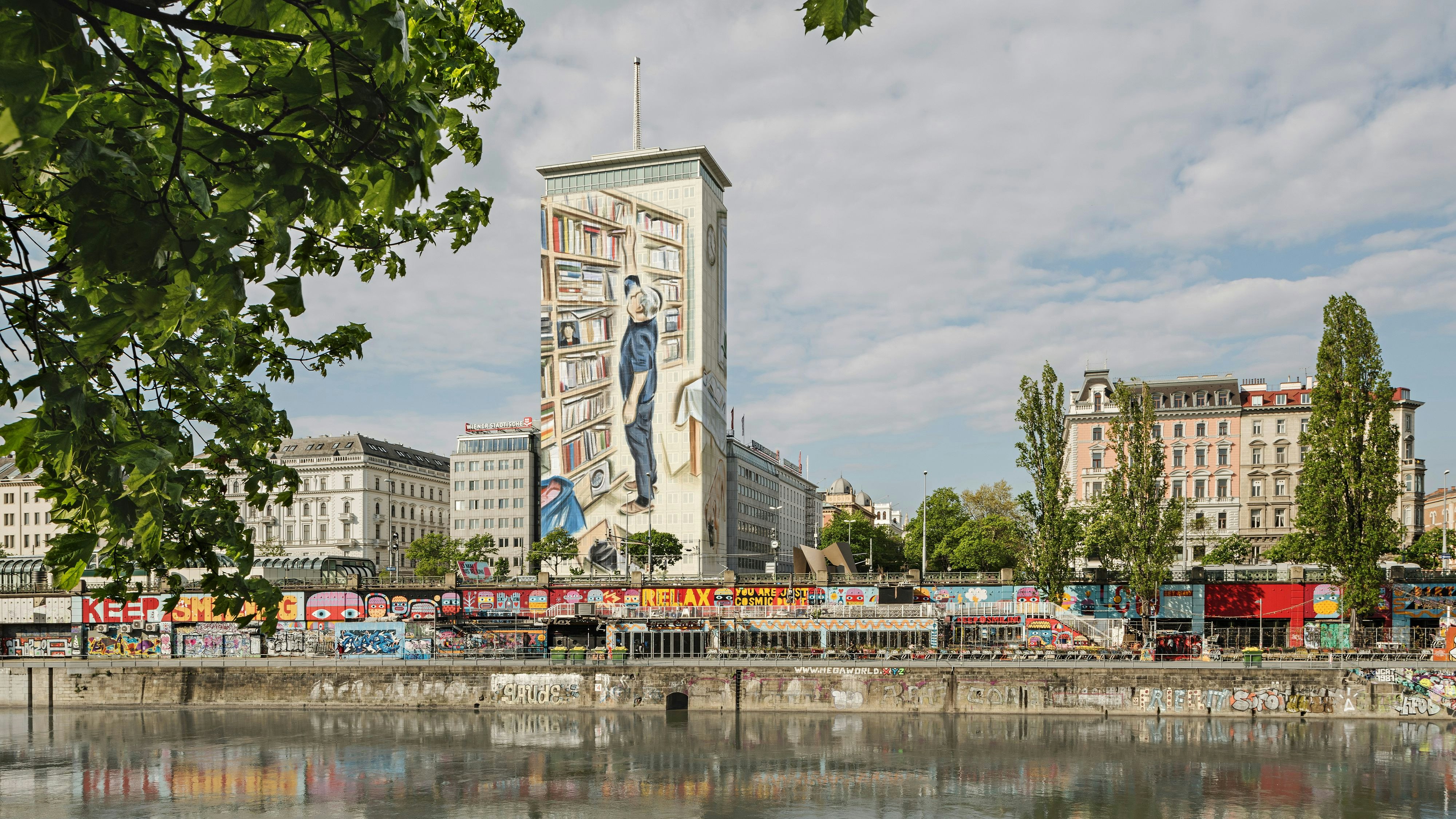Heute.at - Eröffnung! Ringturm erstrahlt in neuer Verhüllung