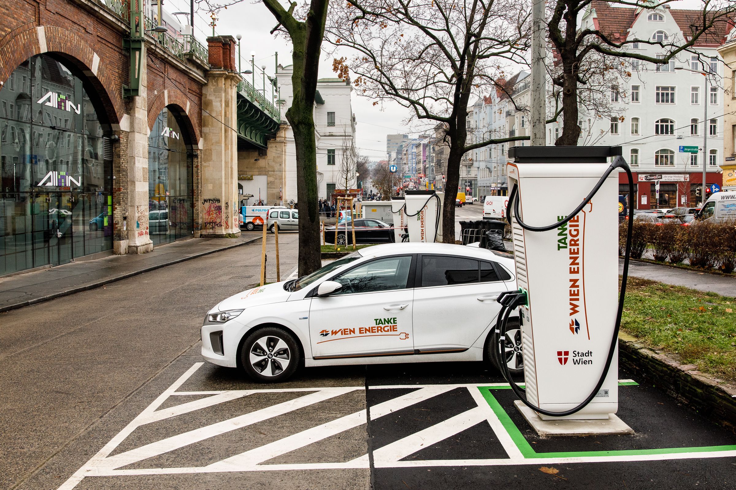 E-Auto-Fahrer jubeln: Am 12. Juni gibt's Strom geschenkt.