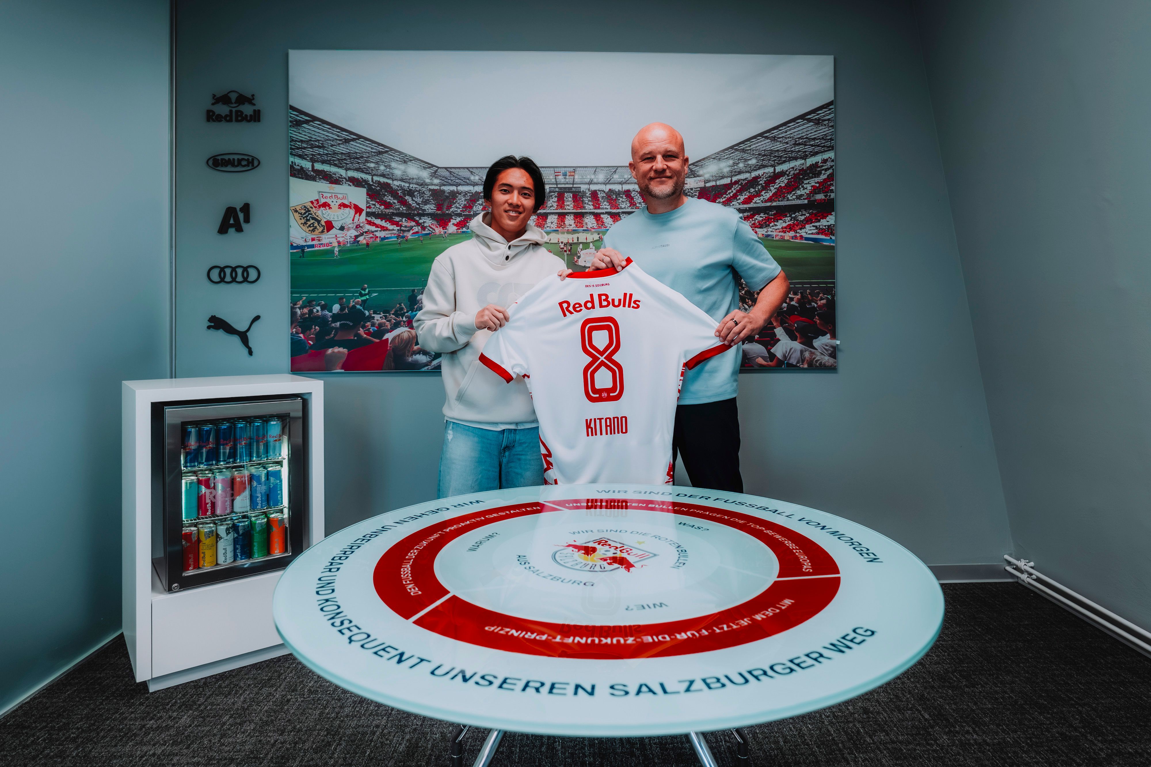 Sota Kitano (l.) läuft mit der Nummer 8 bei den 