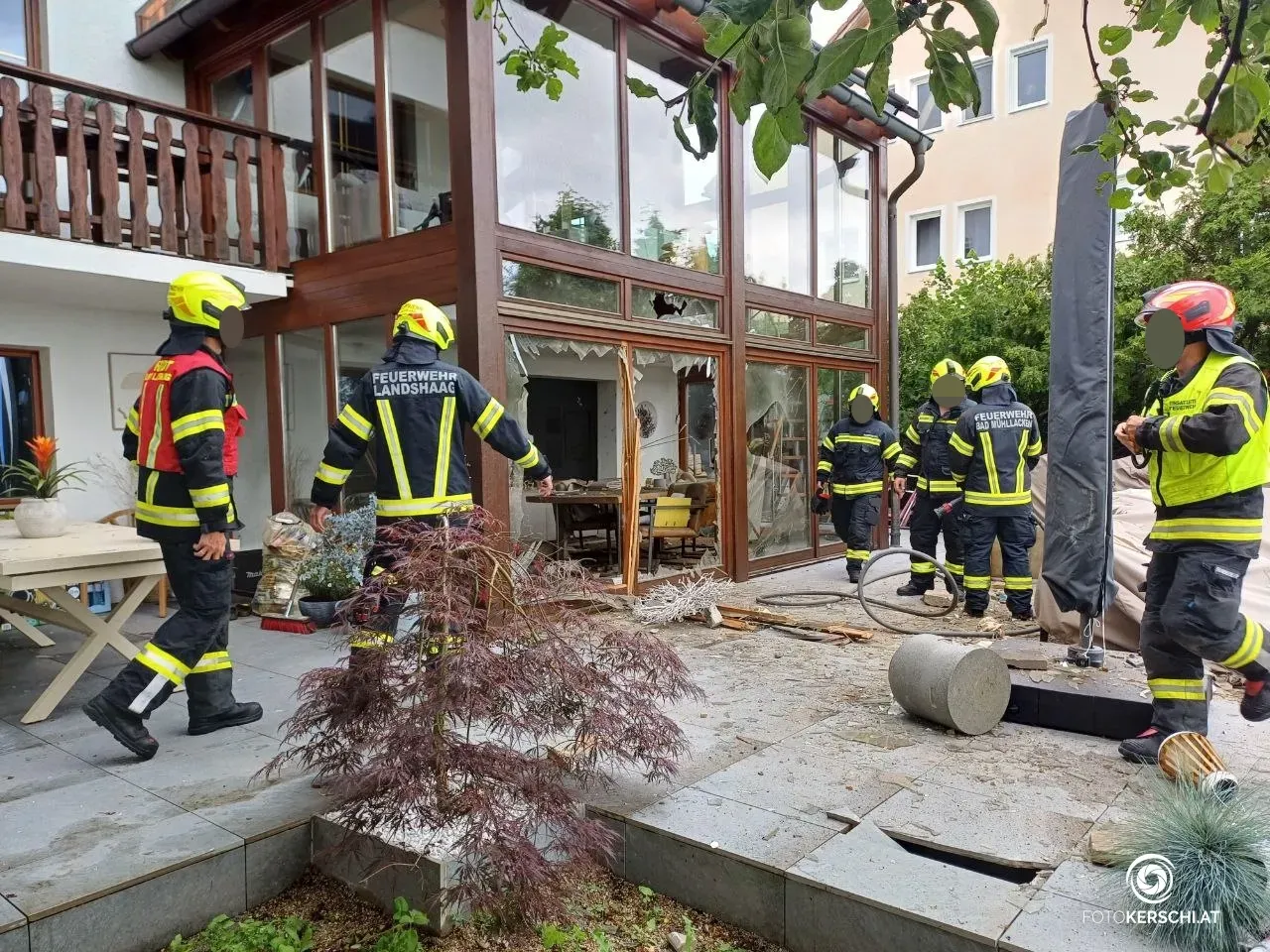Die Fenster wurden durch die Explosion regelrecht zerfetzt.