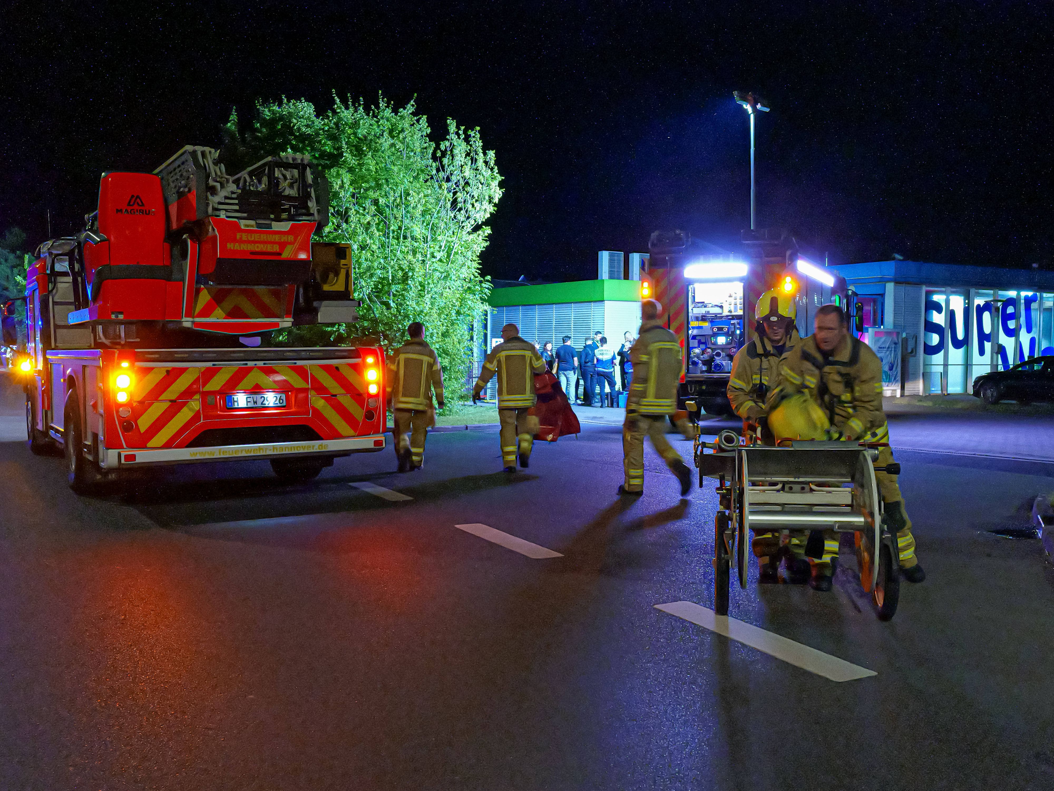 Der 34-Jährige fuhr mit einem brennenden Auto zu einer Tankstelle und verschanzte sich dort.