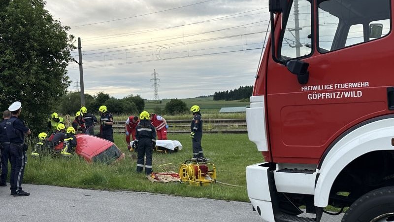 Die Lenkerin war nach dem Unfall im Auto eingeklemmt.