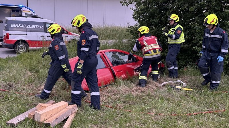Die Lenkerin war nach dem Unfall im Auto eingeklemmt.