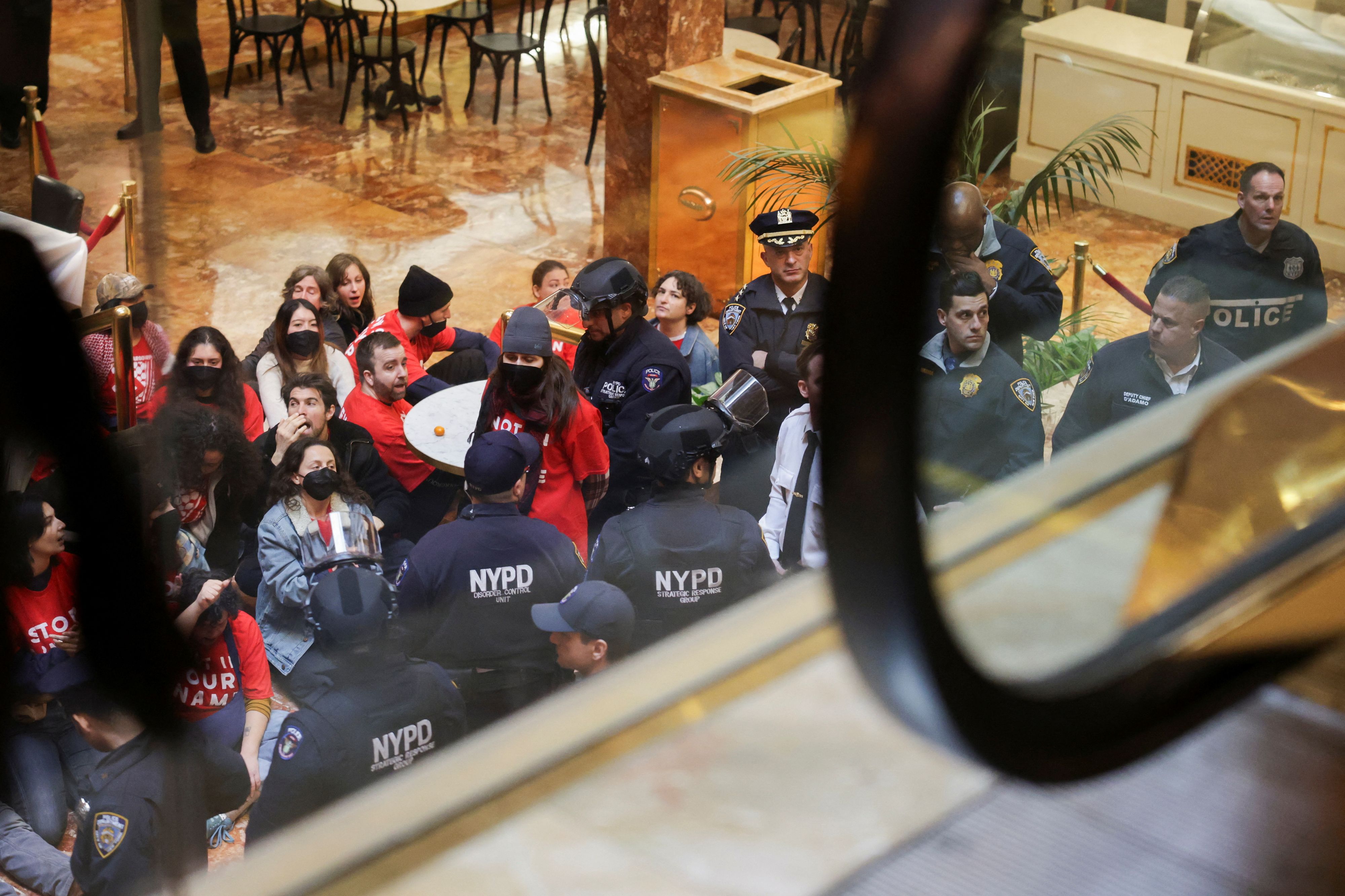 Bereits im Mai hatten Demonstranten den Trump Tower gestürmt. Nun musste erneut die Polizei einschreiten. Aufnahme vom 13. Mai 2025