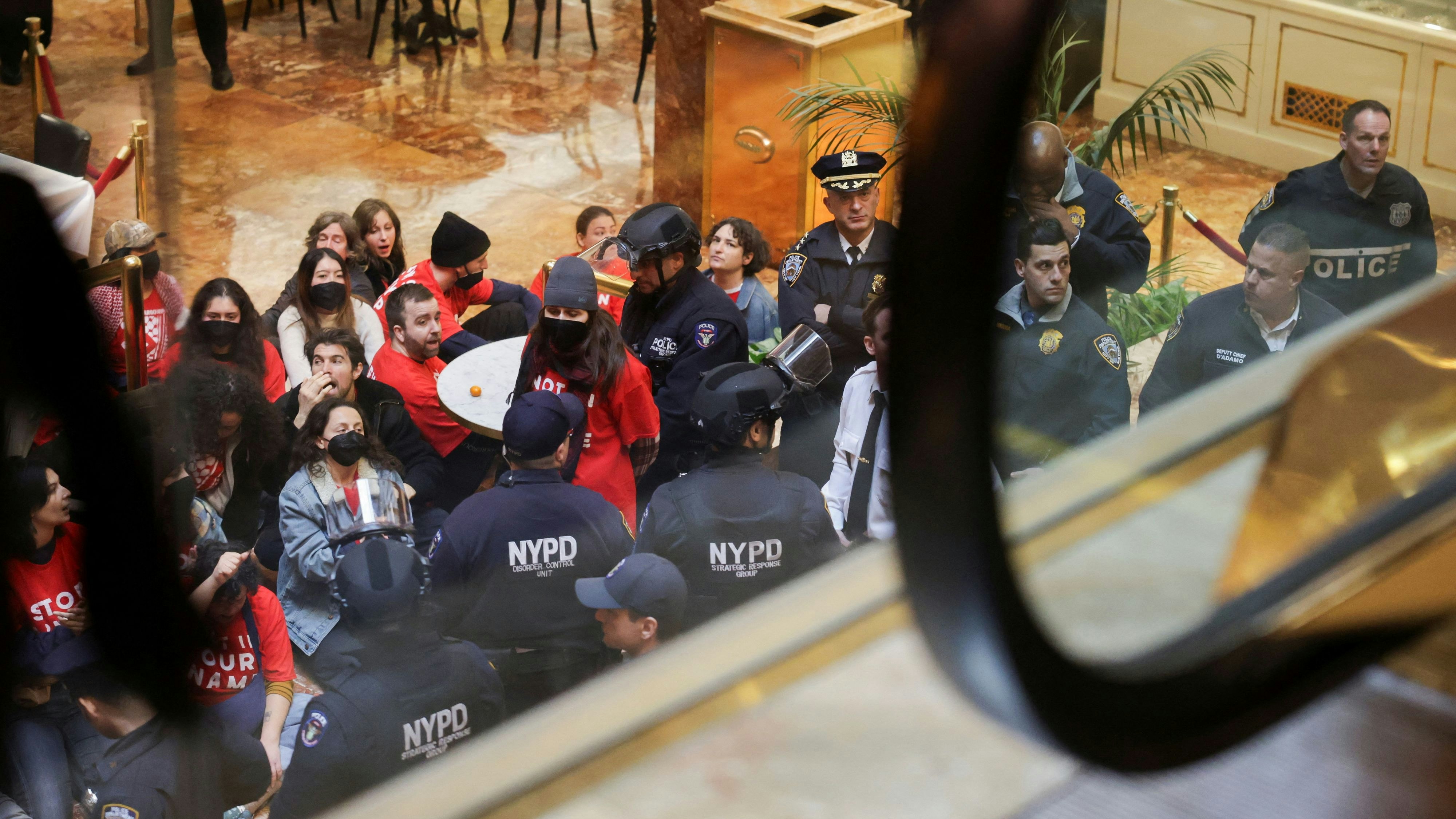 Heute.at - Proteste eskalieren! Demonstranten stürmen Trump-Tower