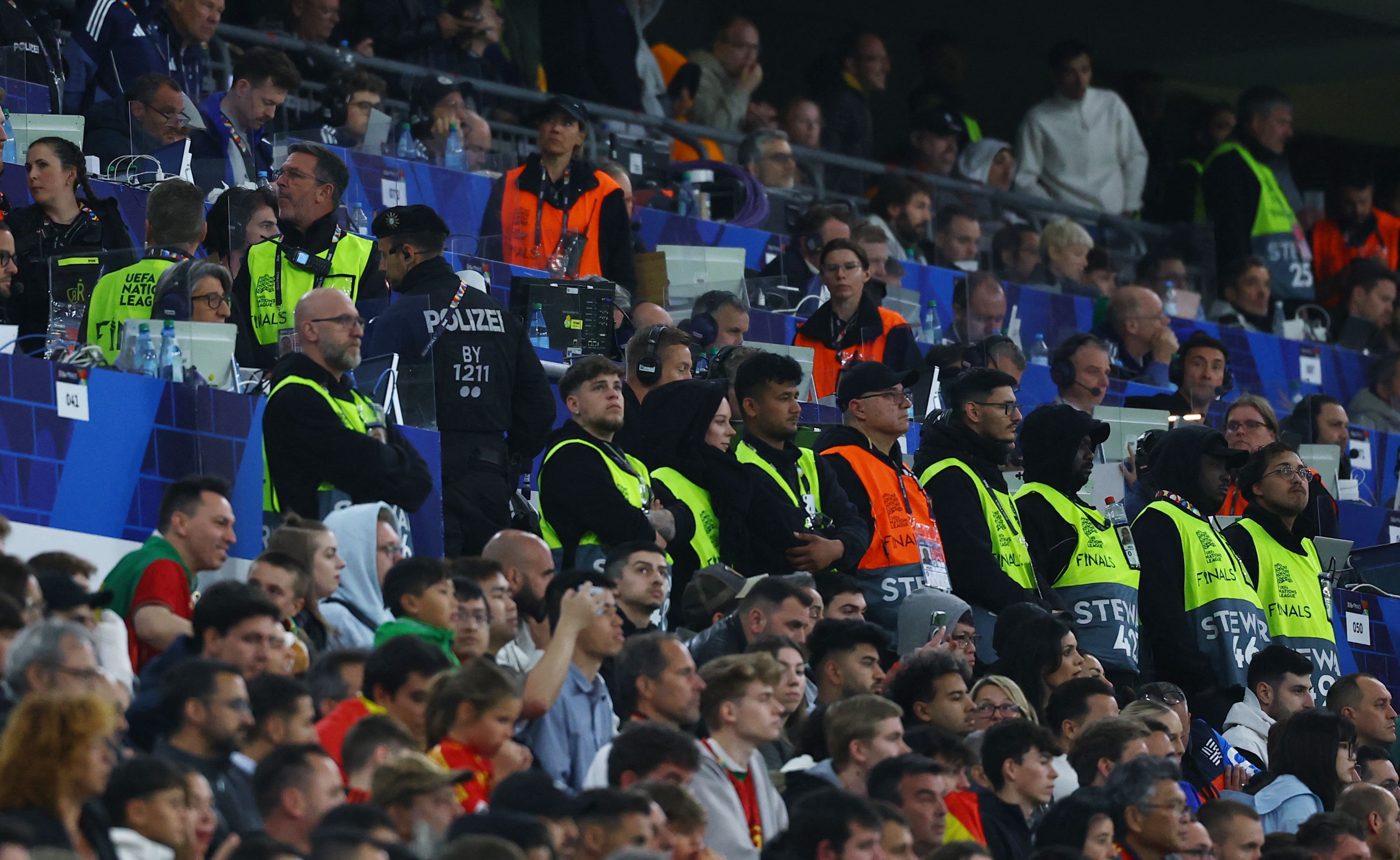 Im Zuge des Nations-League-Finales zwischen Portugal und Spanien in München, kam ein Fan ums Leben. Der Vorfall ereignete sich im Bereich der Pressetribüne. 