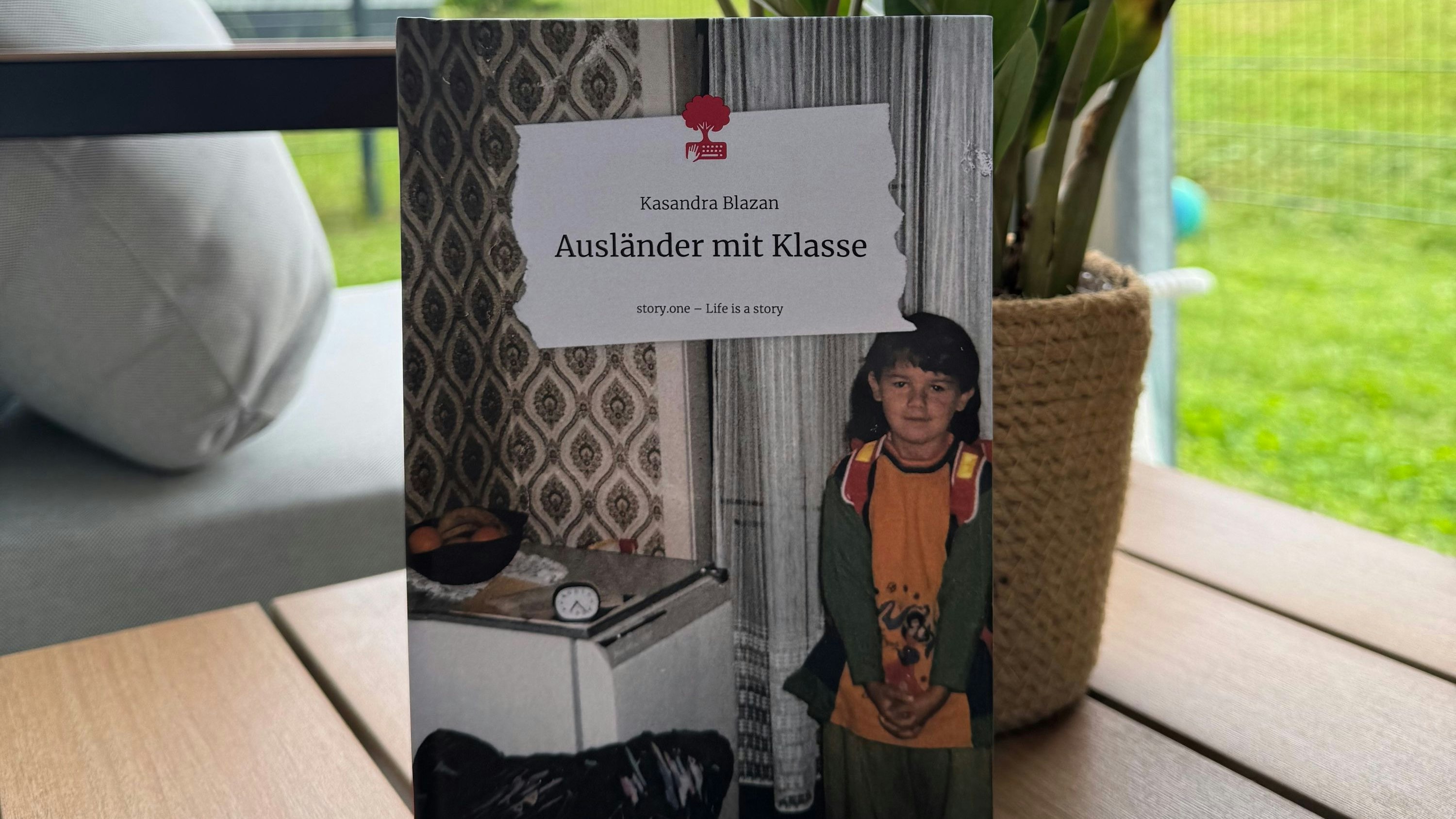 In dem Buch "Ausländer mit Klasse" erzählt Blazan von Erlebnissen aus ihrer Schulzeit.