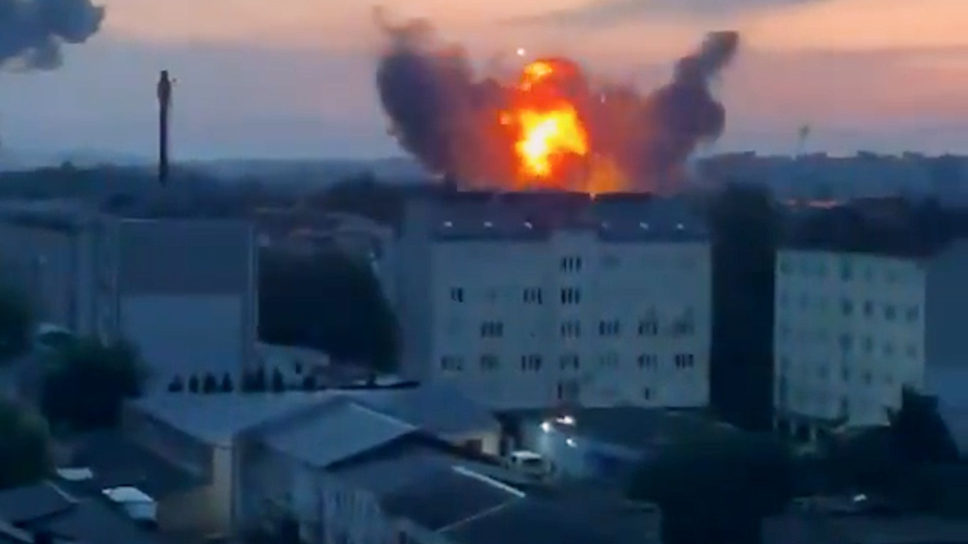 Während Russland in der Nacht Kiew und umliegende Gebiete mit Drohnen- und Raketenangriffen überzog, gelang der Ukraine eine Reihe von Präzisionsschlägen gegen russische Militäreinrichtungen.