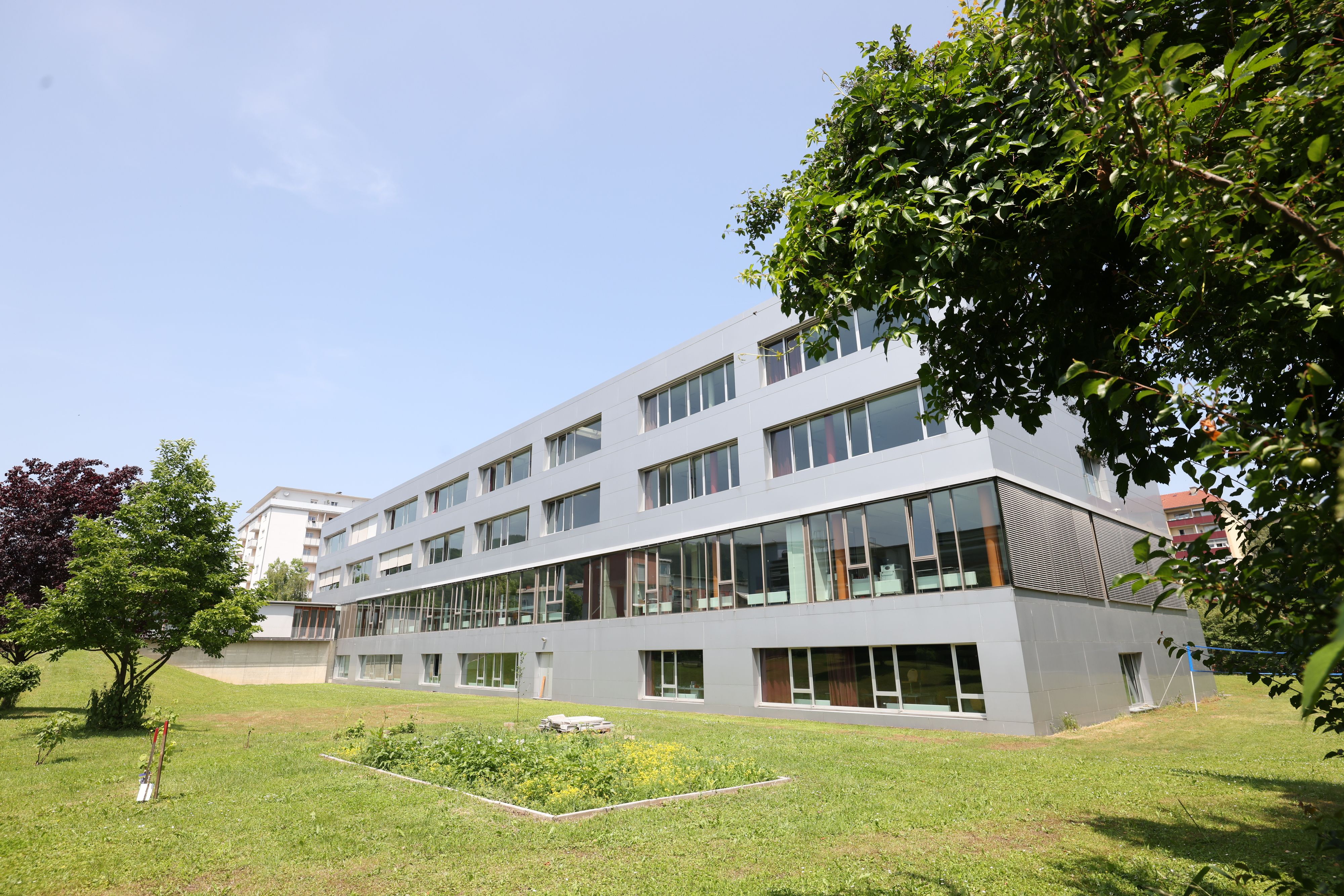 Zahlreiche Schüler mussten aus dem Gebäude evakuiert werden. 