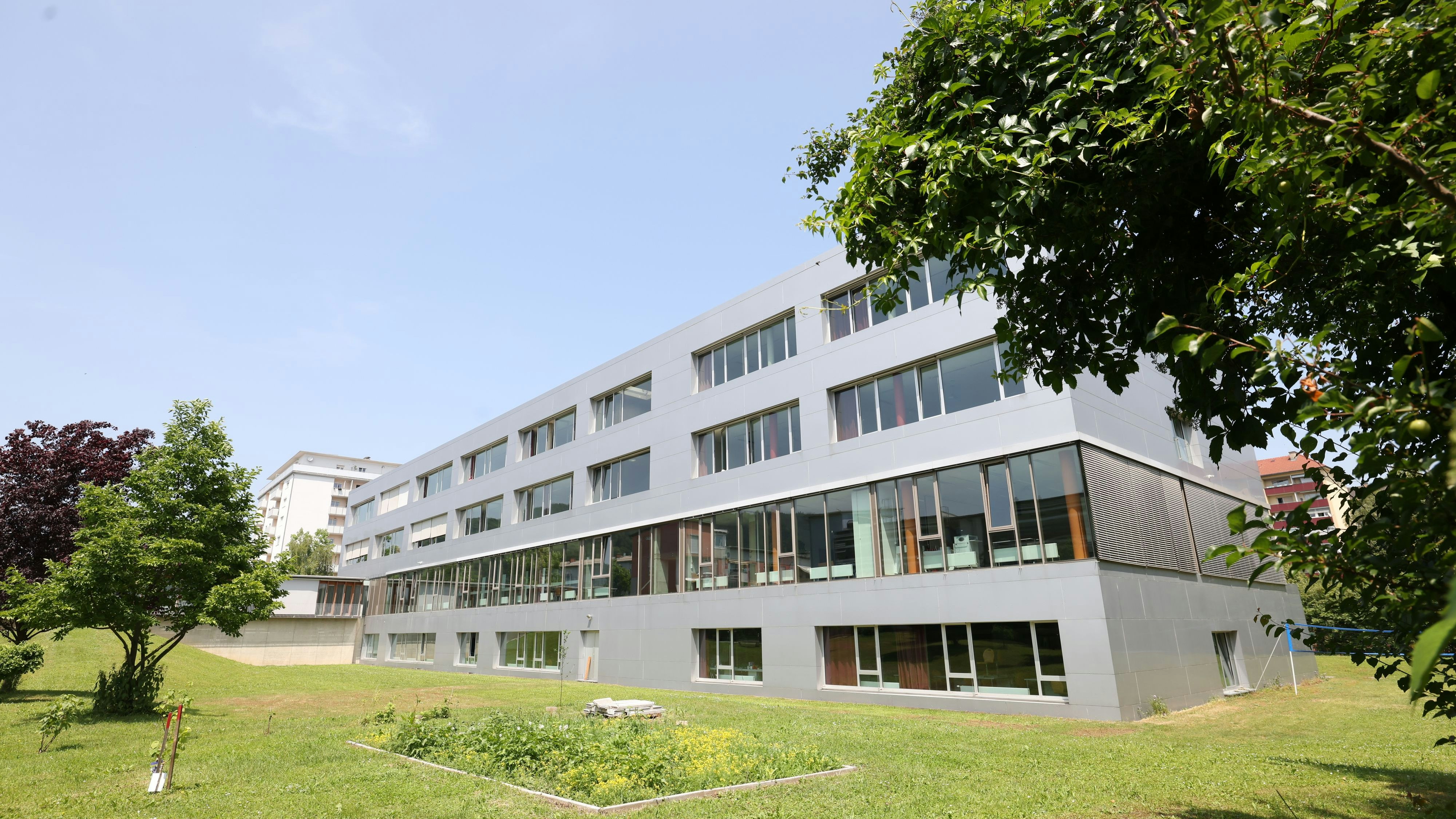 Zahlreiche Schüler mussten aus dem Gebäude evakuiert werden. 