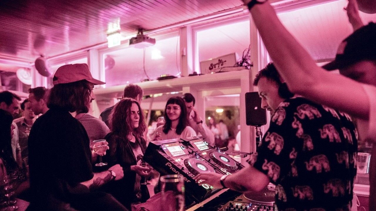 Heute.at - Beliebtes Techno Café im Volksgarten legt früher los