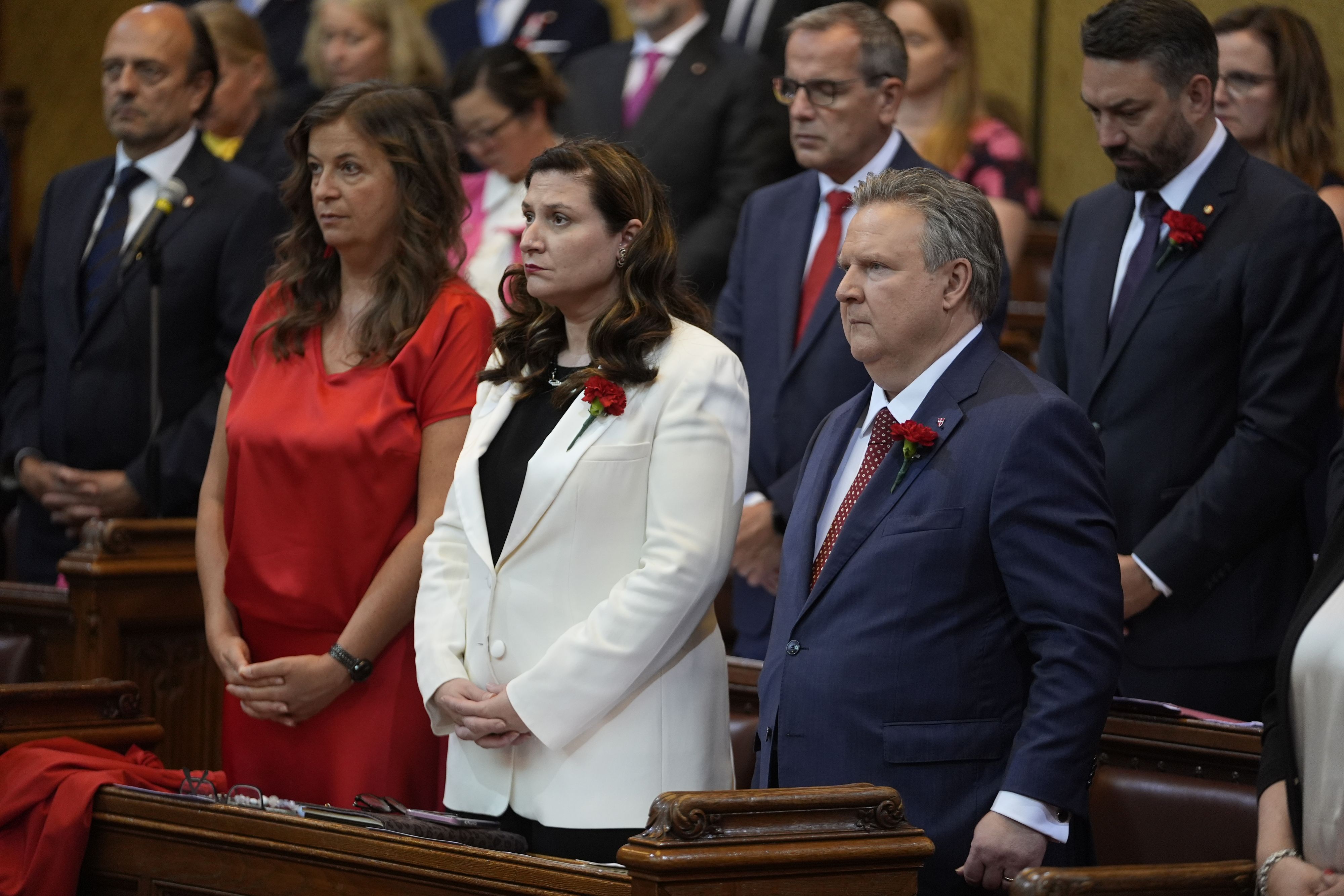 Bürgermeister Michael Ludwig und die Stadträdtinnen Ulli Sima (l.) und Barbara Novak bei der Gedenkminute.