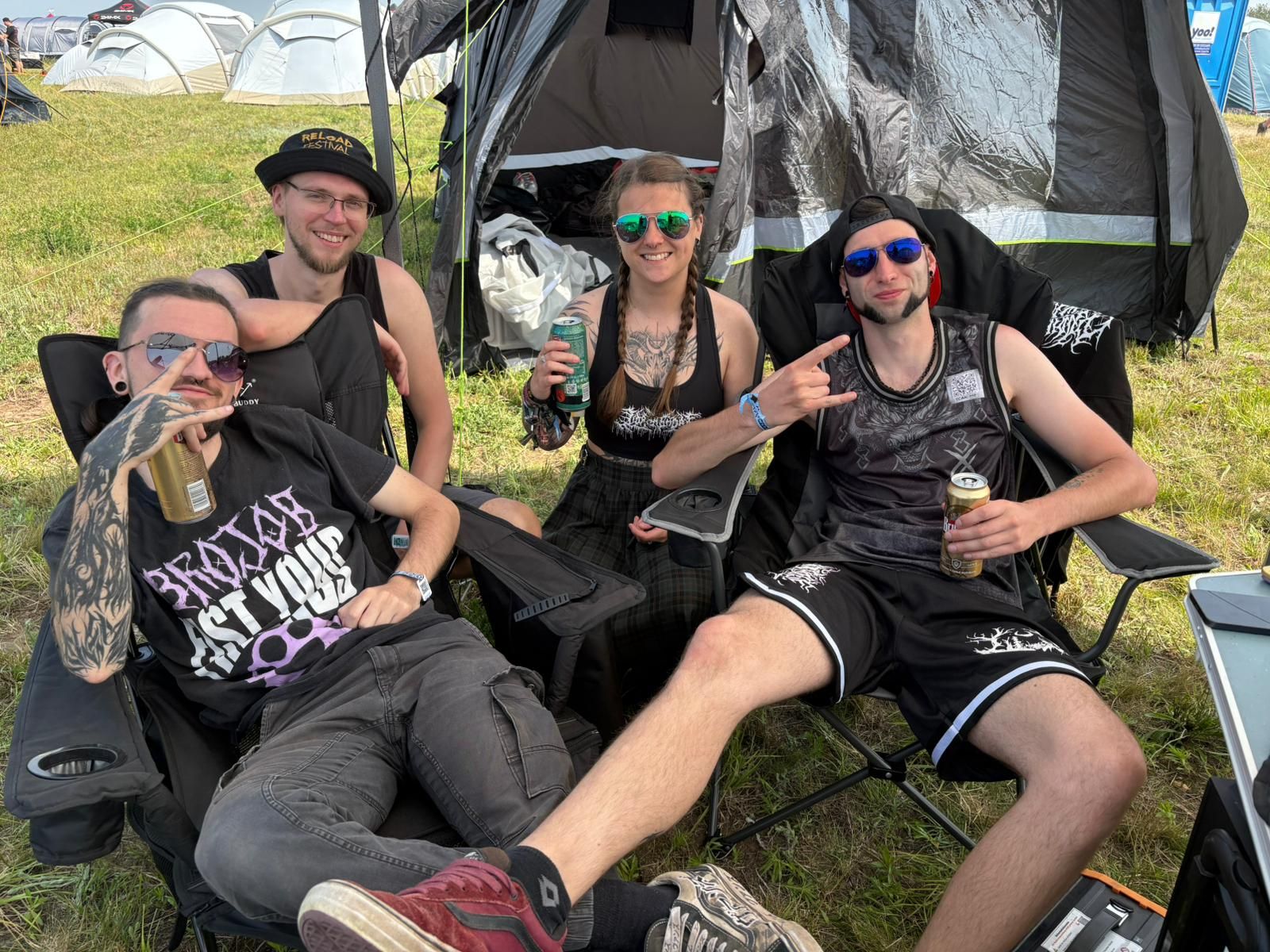 Nova Rock: Am Dienstag, 10. Juni, reisten die ersten Fans an – im Bild: Daniel, Jan, Sebastian, Christian und Celina aus Nordrhein-Westfalen.