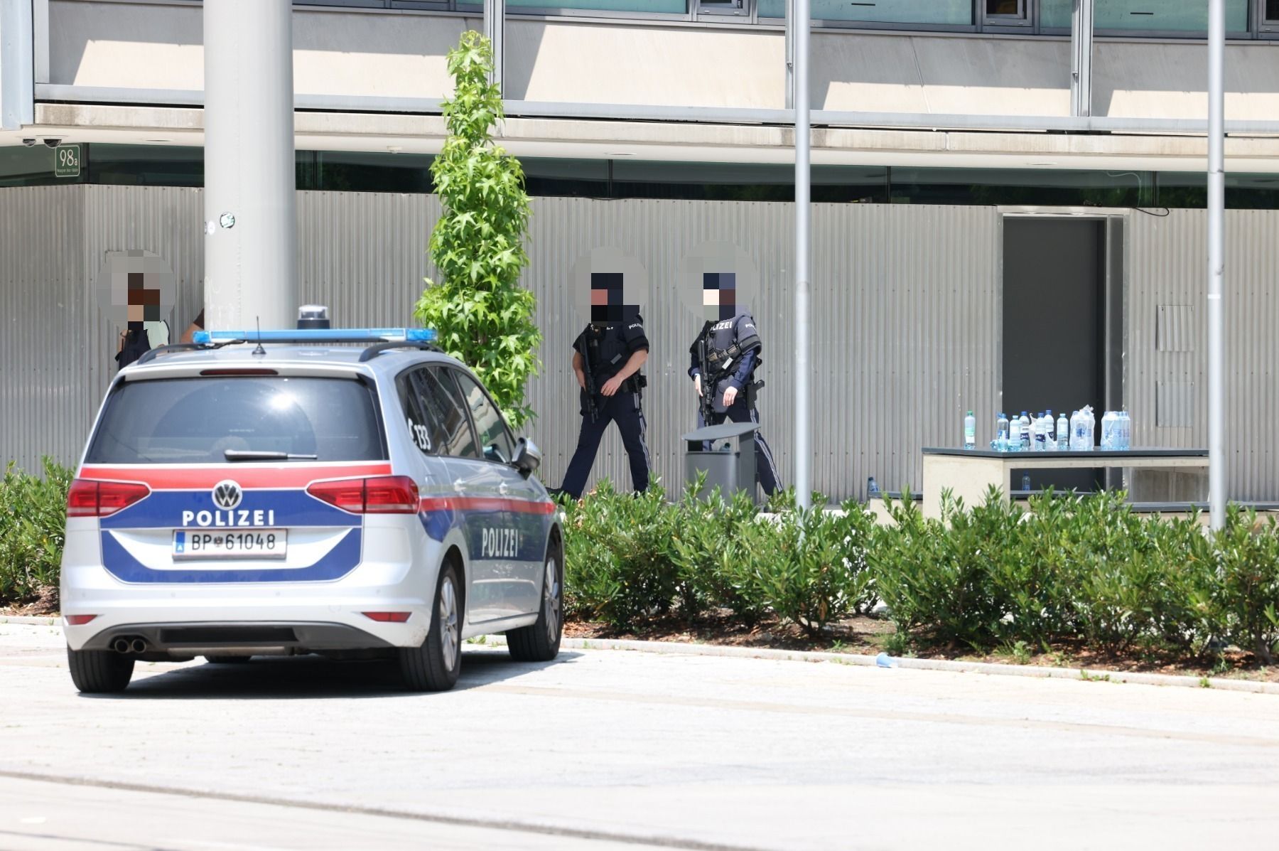 Schwer bewaffnete Polizisten stehen weiterhin im Einsatz. 