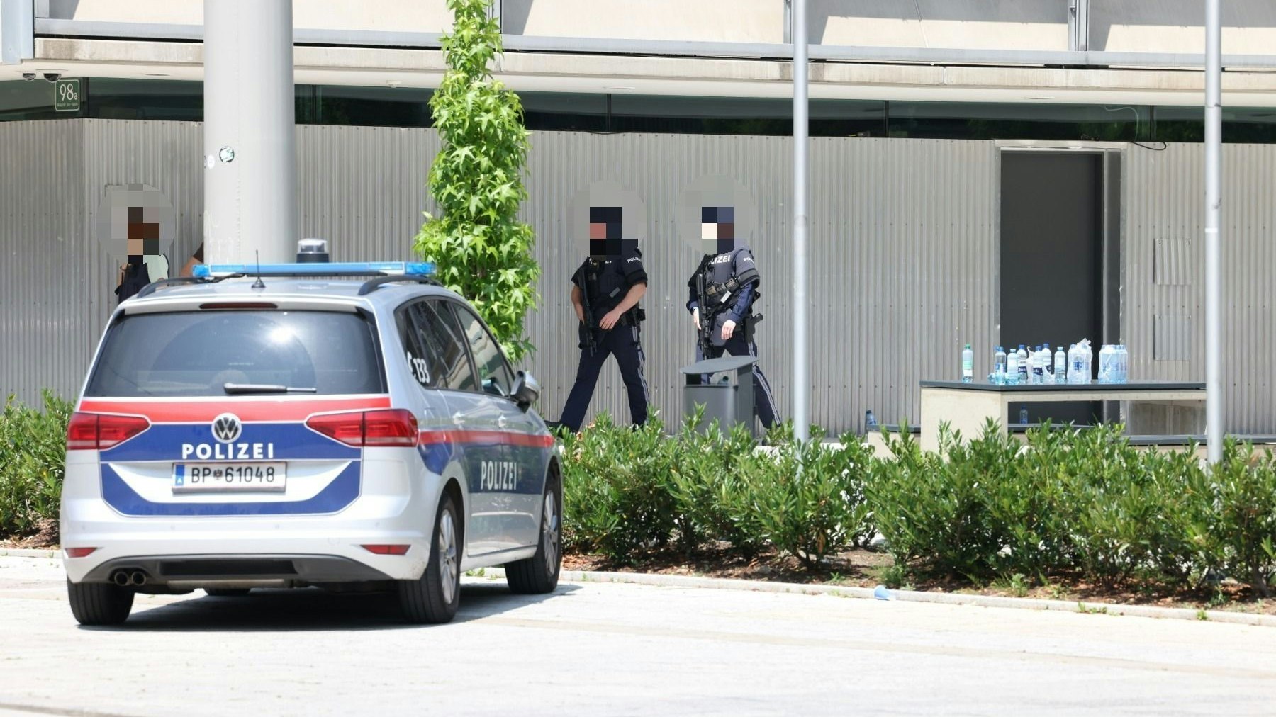 Schwer bewaffnete Polizisten stehen weiterhin im Einsatz. 