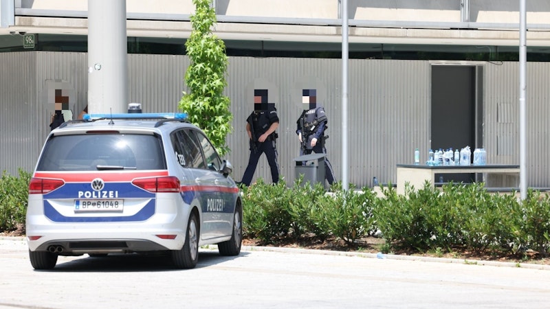 Schwer bewaffnete Polizisten stehen weiterhin im Einsatz. 