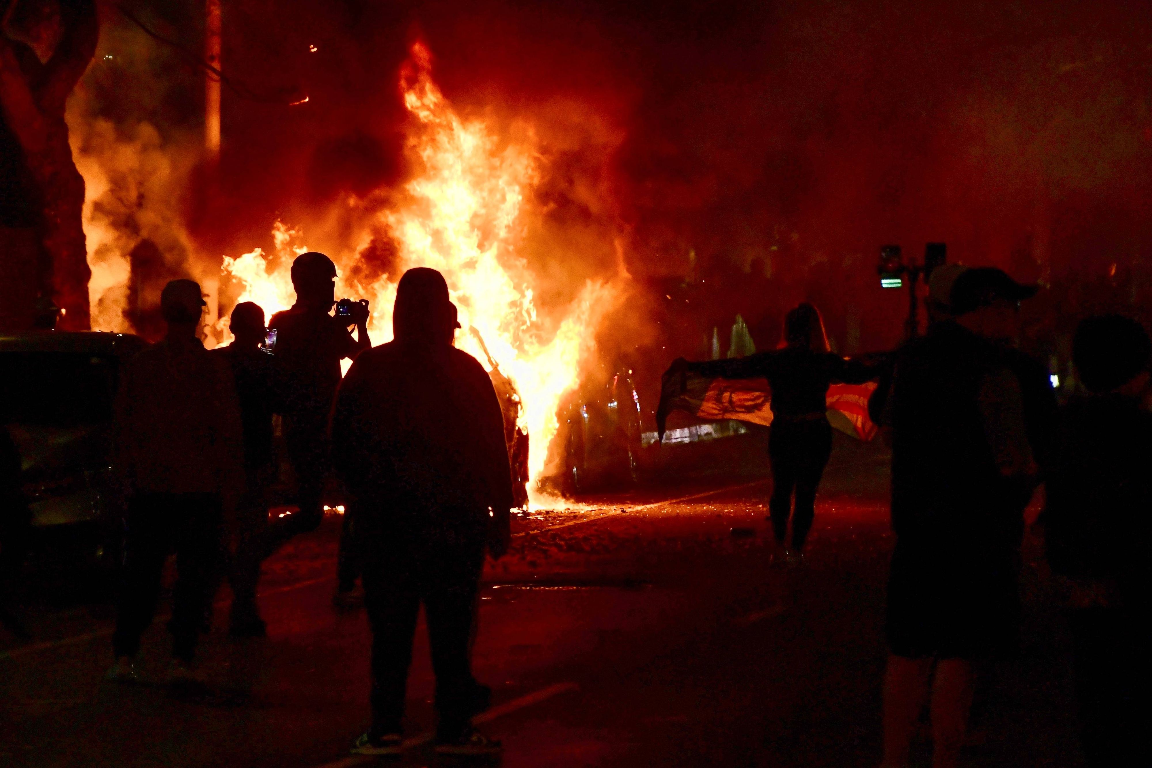 Brennende Fahrzeuge bei Protesten in Los Angeles dieser Tage
