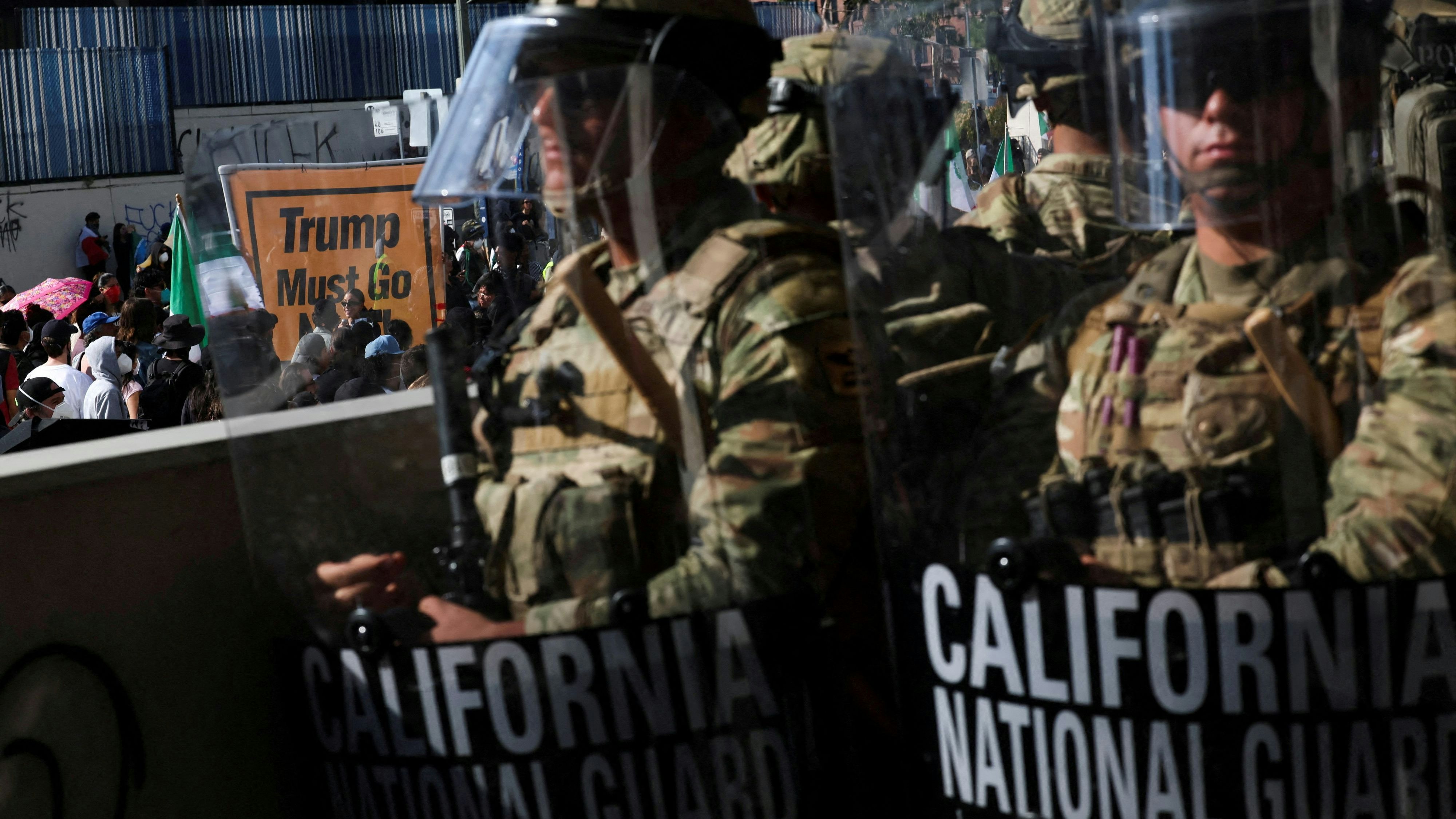 Heute.at - Trumps Nationalgarde schläft in LA auf Betonboden