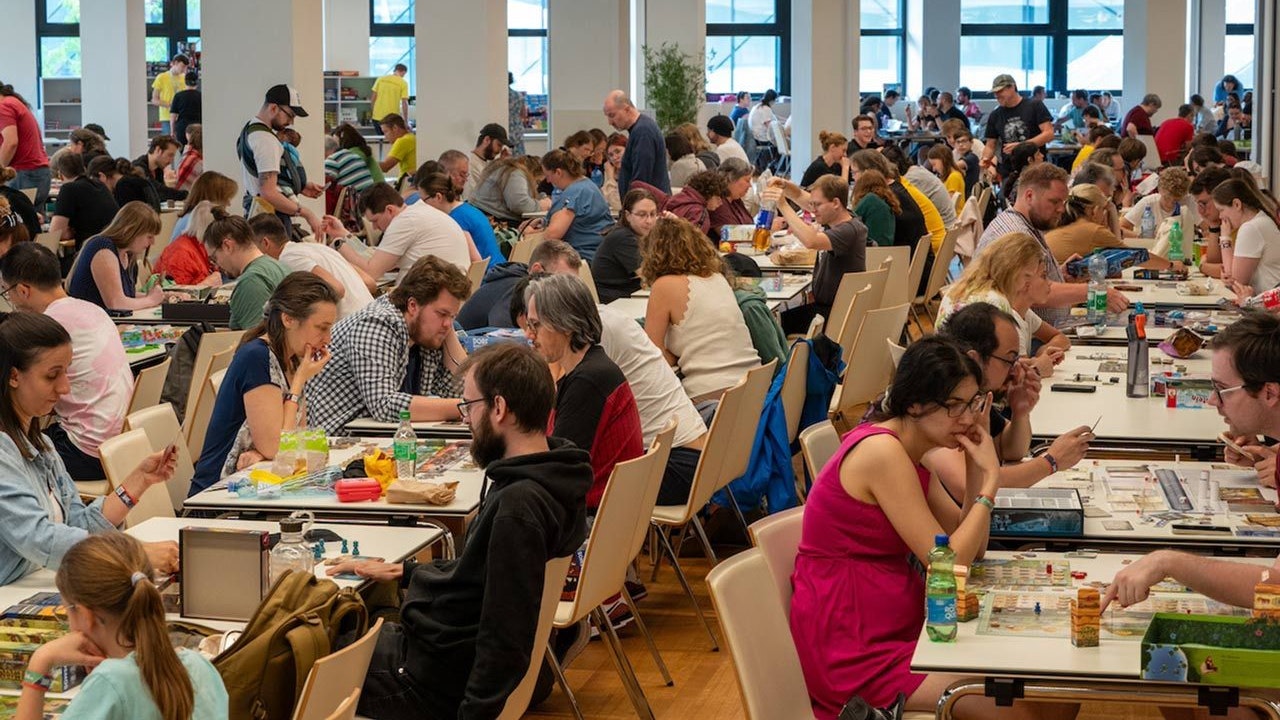 Zusätzlich zur digitalen E-Sport-Action haben alle Festival-Besucher:innen auch die Möglichkeit, das gleichzeitig stattfindende Spielefest Wien zu besuchen.