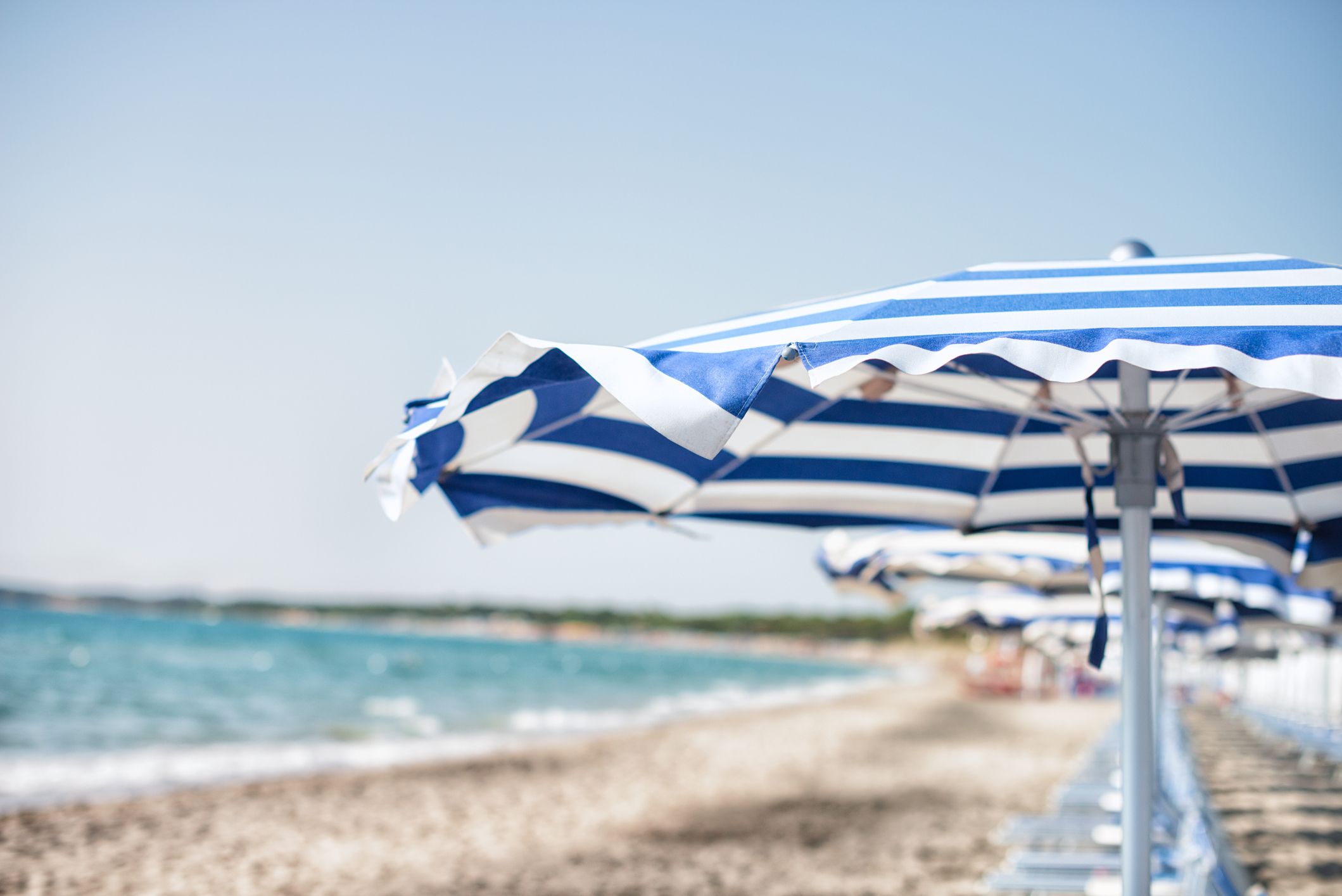 An der oberen Adria kommen Strandurlauber mit den Preisen für Lieben und Sonnenschirme am günstigsten davon.