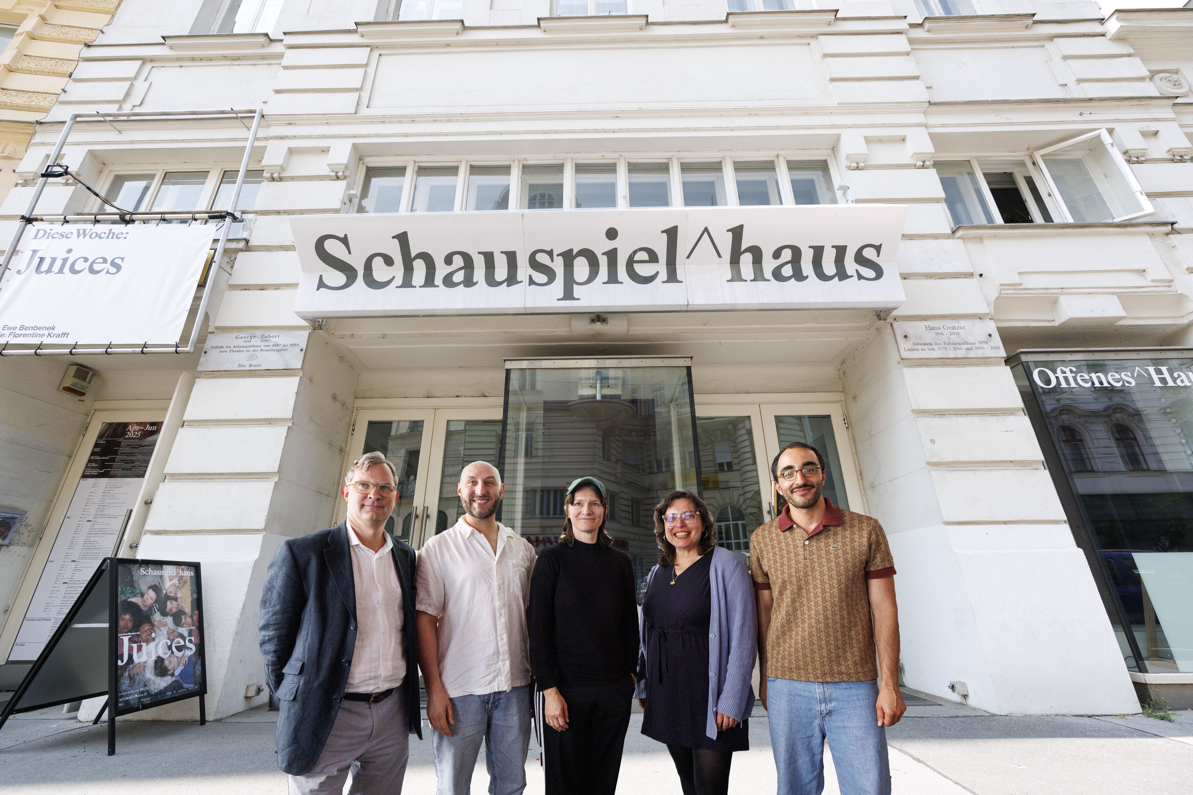 Das Schauspielhaus-Team präsentiert den Spielplan für die kommende Saison: kaufmännischer Leiter Matthias Riesenhuber mit den künstlerischen Leitern Tobias Herzberg, Marie Bues, Martina Grohmann und Mazlum Nergiz (v.l.).