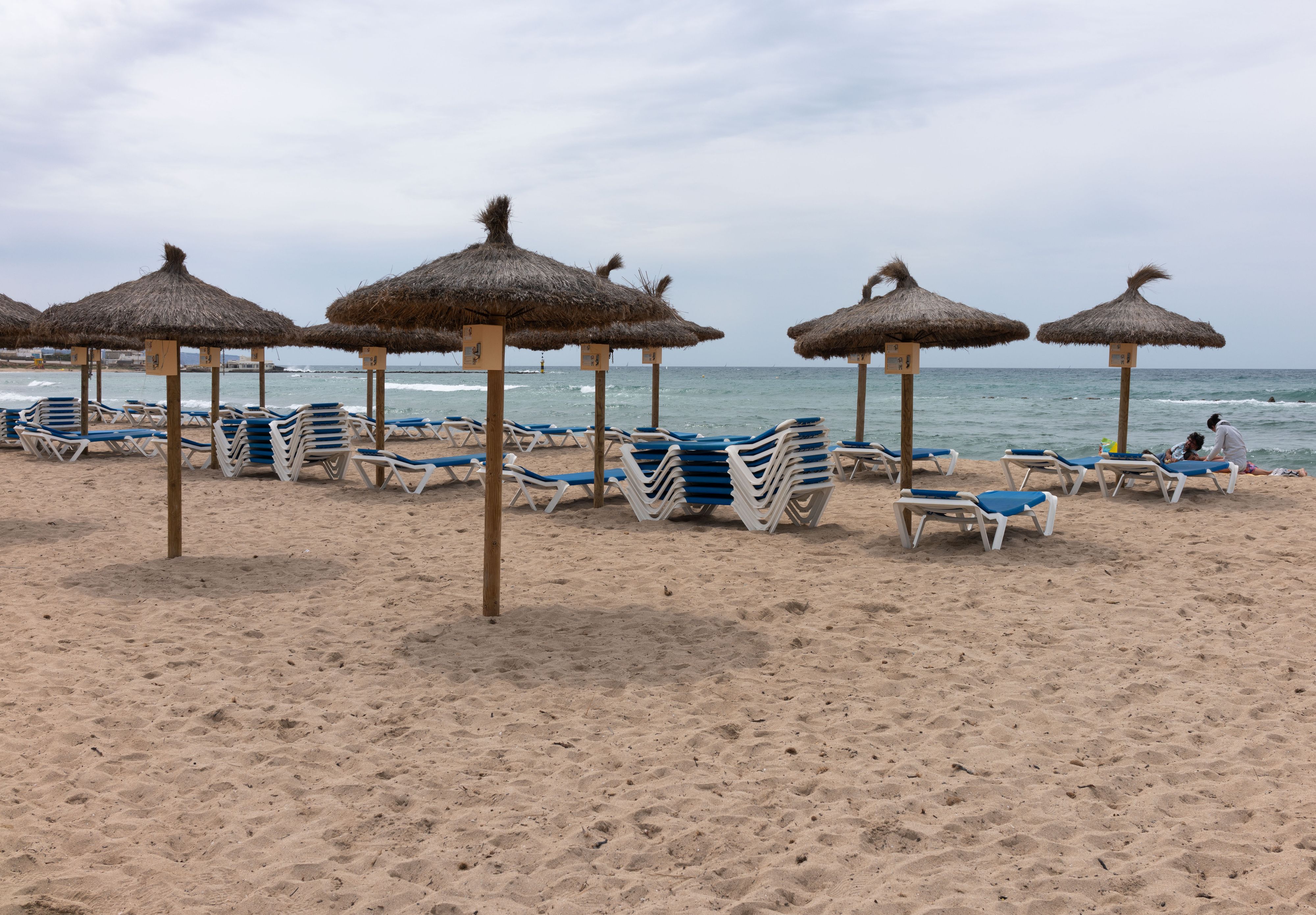 Nicht nur an der Playa de Palma werden Sonnenschirme und Liegen reduziert, um Platz für Strandtücher im Sand zu schaffen.