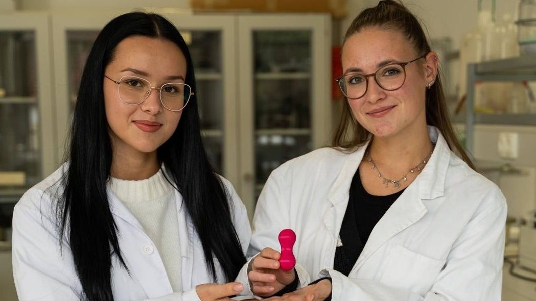 Anesa Besic und Anna Graf von der HTL Braunau haben ihre Diplomarbeit "PelviFit - Flexibler Beckenbodentrainer mit App" zum Bosch Innovationspreis 2025 eingereicht.