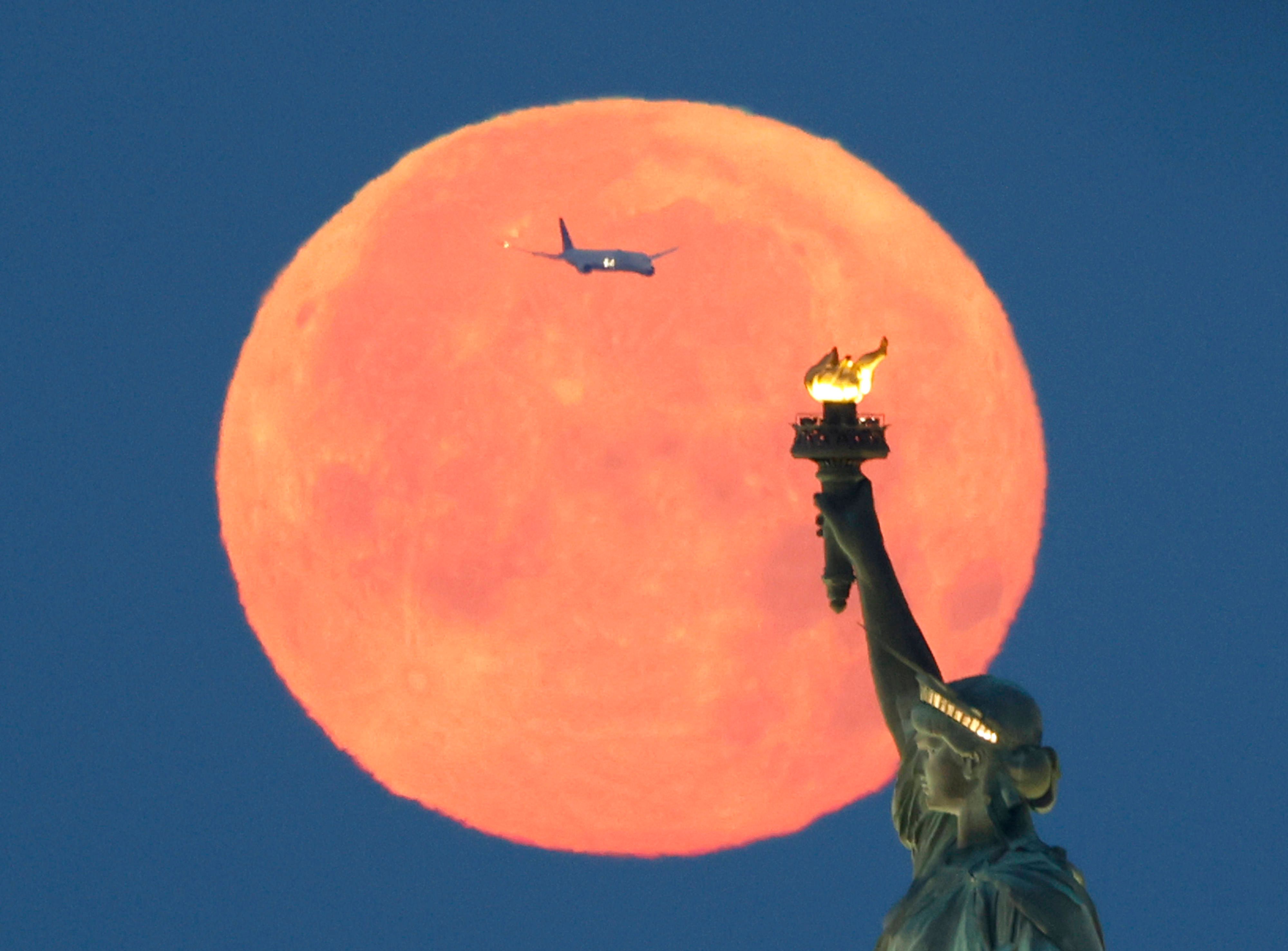So präsentierte sich der Erdbeermond 2023 über New York.