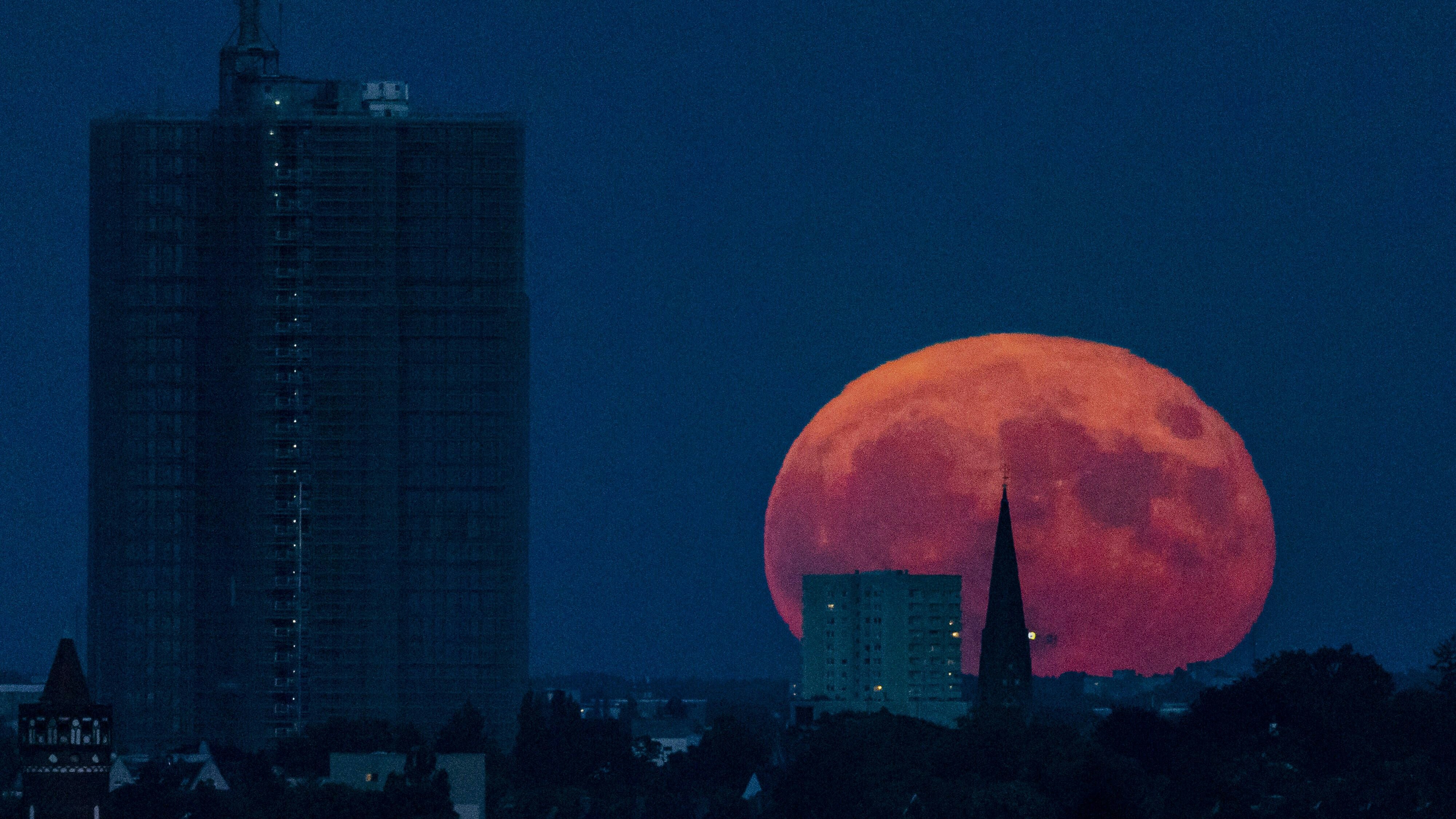 Der Erdbeermond im Juni 2022 fotografiert in Berlin.