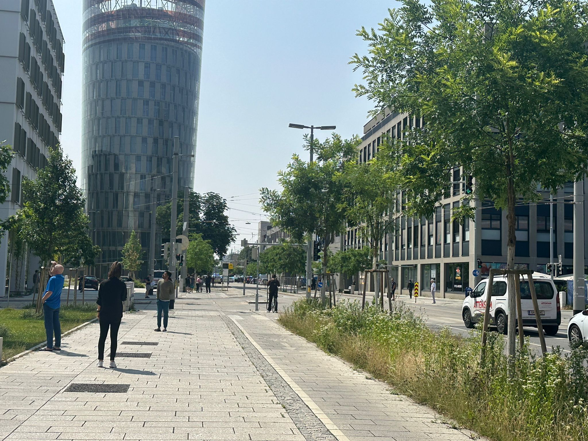Die Polizei ist mit einem Großaufgebot vor Ort. Der Einsatzbereich ist weiträumig abgesperrt.