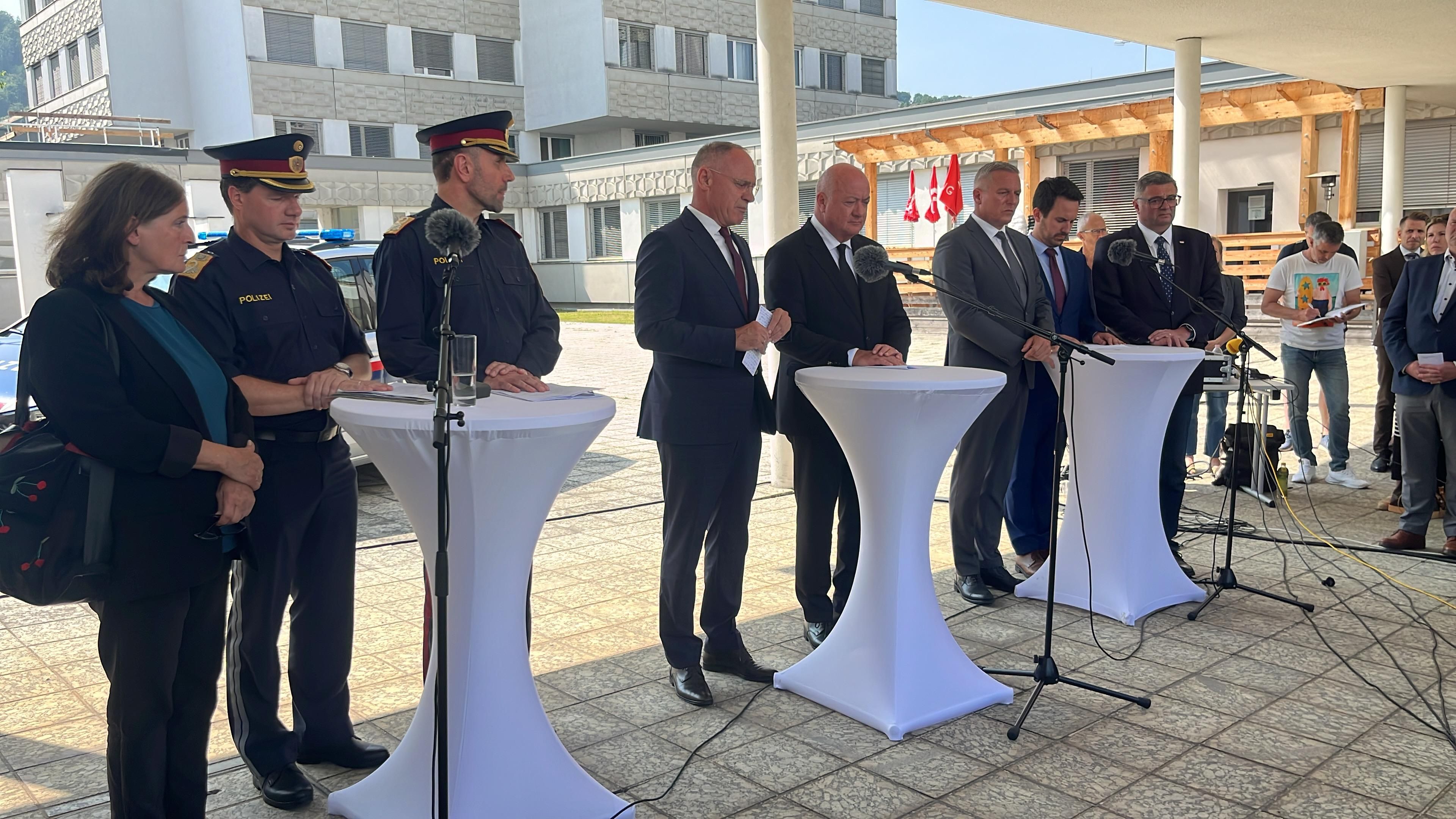 Im Zuge einer Pressekonferenz äußerten sich hochrangige Politiker und Polizisten zum Amoklauf in Graz. Vor Ort waren unter anderem Bundeskanzler Christian Stocker, Innenminister Gerhard Karner (beide ÖVP) sowie Landeshauptmann Mario Kunasek (FPÖ).
