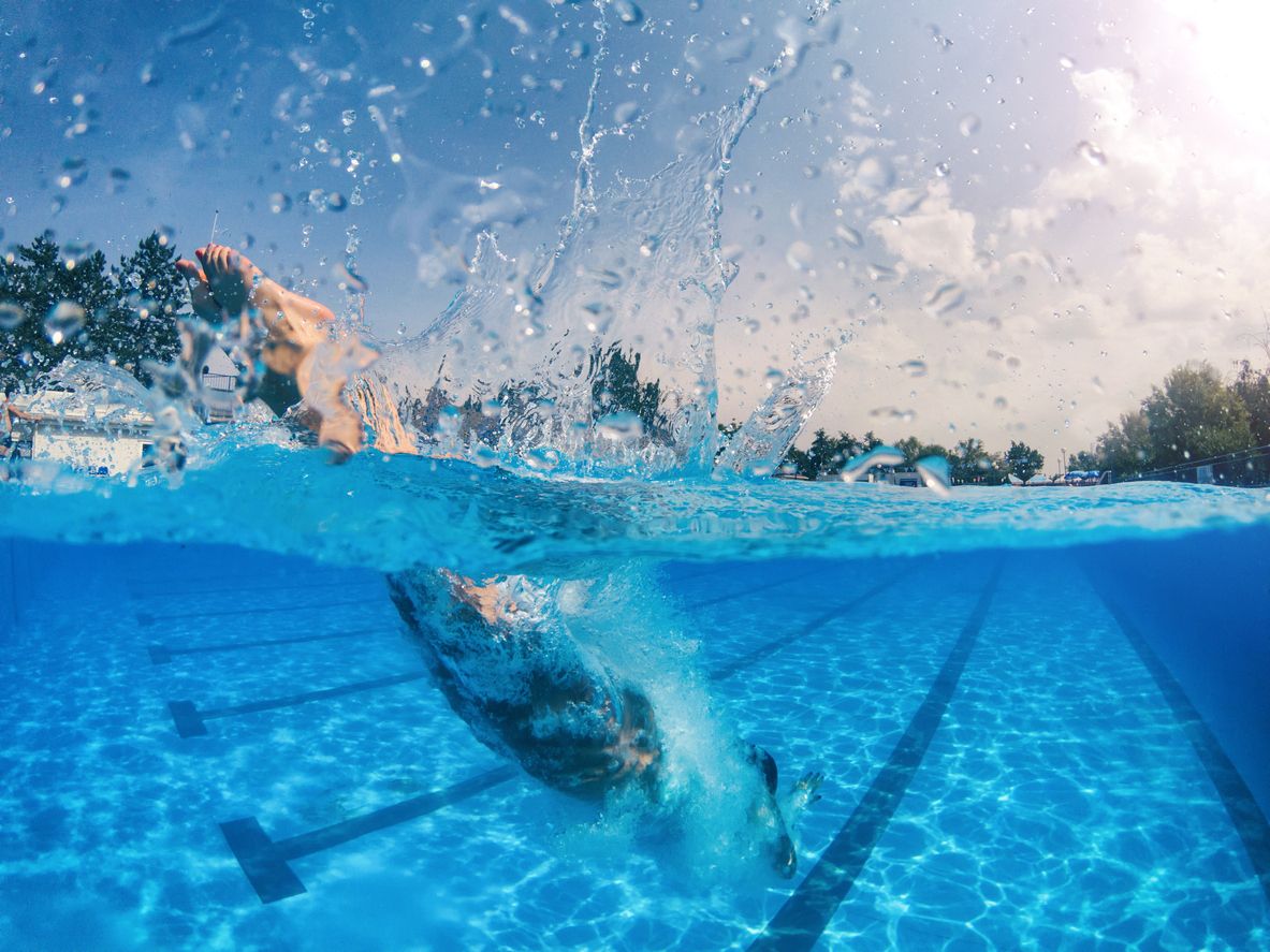 Die Temperaturen klettern wieder kräftig nach oben, mancherorts wird auch ein Freibadbesuch ein Thema. Symbolbild. 