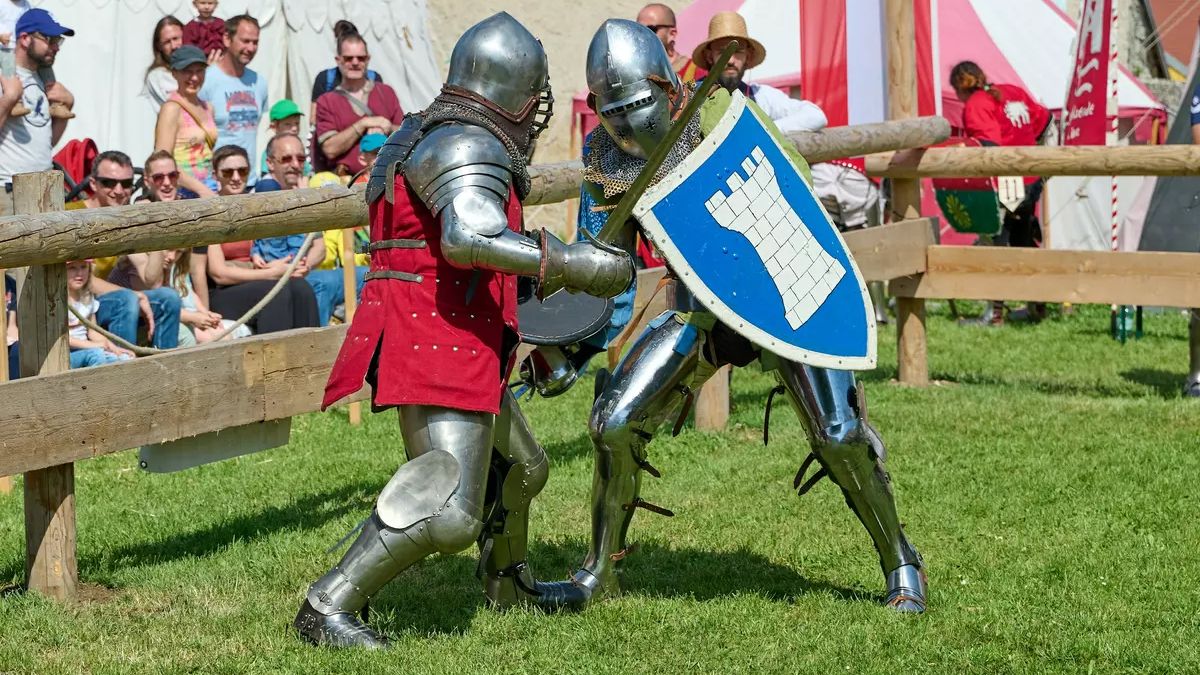 Ritter in Rüstung beim Mittelalterfest in Hainburg.
