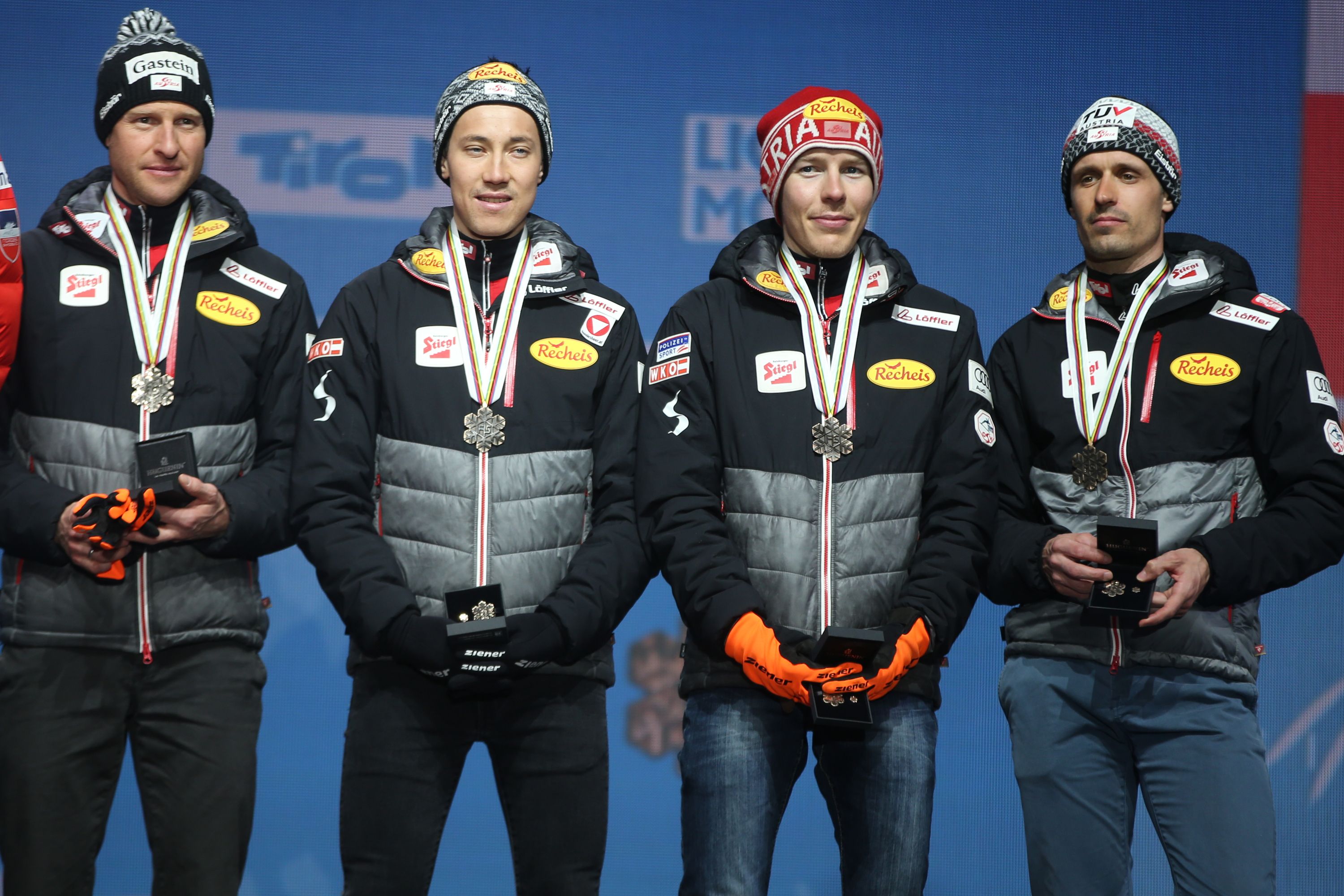 Der ÖSV Staffel bestehend aus (v.l.): Bernhard Gruber, Franz Josef Rehrl, Mario Seidl und  Lukas Klapfer verlieren ihre Medaille.