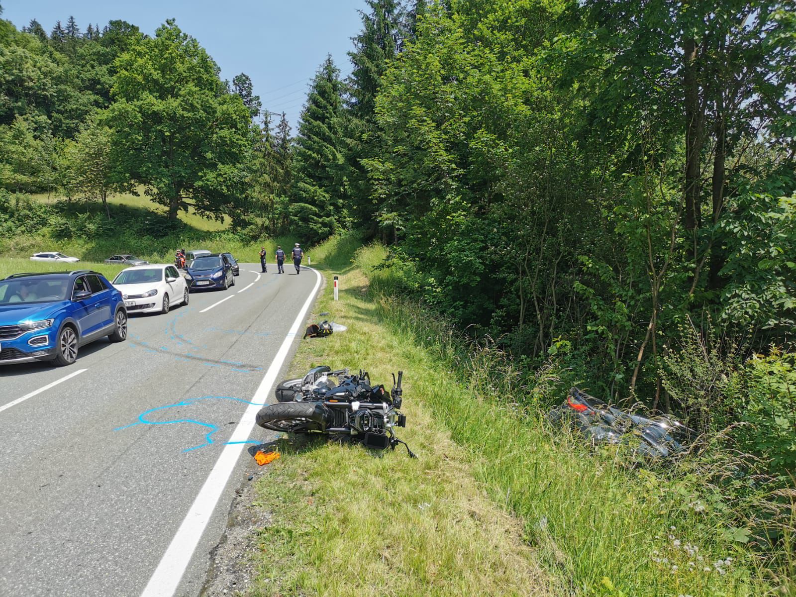 Der Pkw geriet aus unbekannter Ursache auf die Gegenfahrbahn und kollidierte dort mit einem entgegenkommenden Pkw. Dieser landete in der Böschung. 