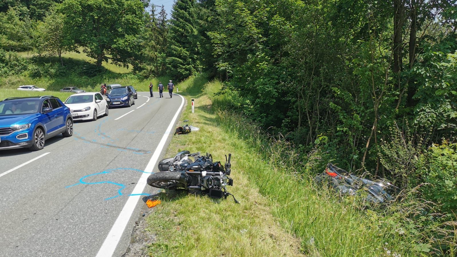 Der Pkw geriet aus unbekannter Ursache auf die Gegenfahrbahn und kollidierte dort mit einem entgegenkommenden Pkw. Dieser landete in der Böschung. 