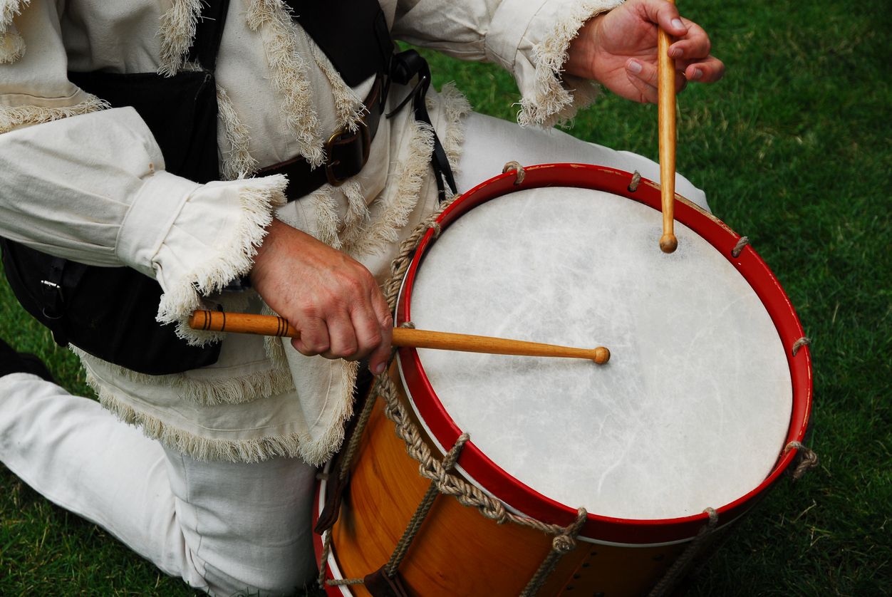 Mann in traditionellen germanischen Gewand singt Nazi-Lieder am Germanenfest.