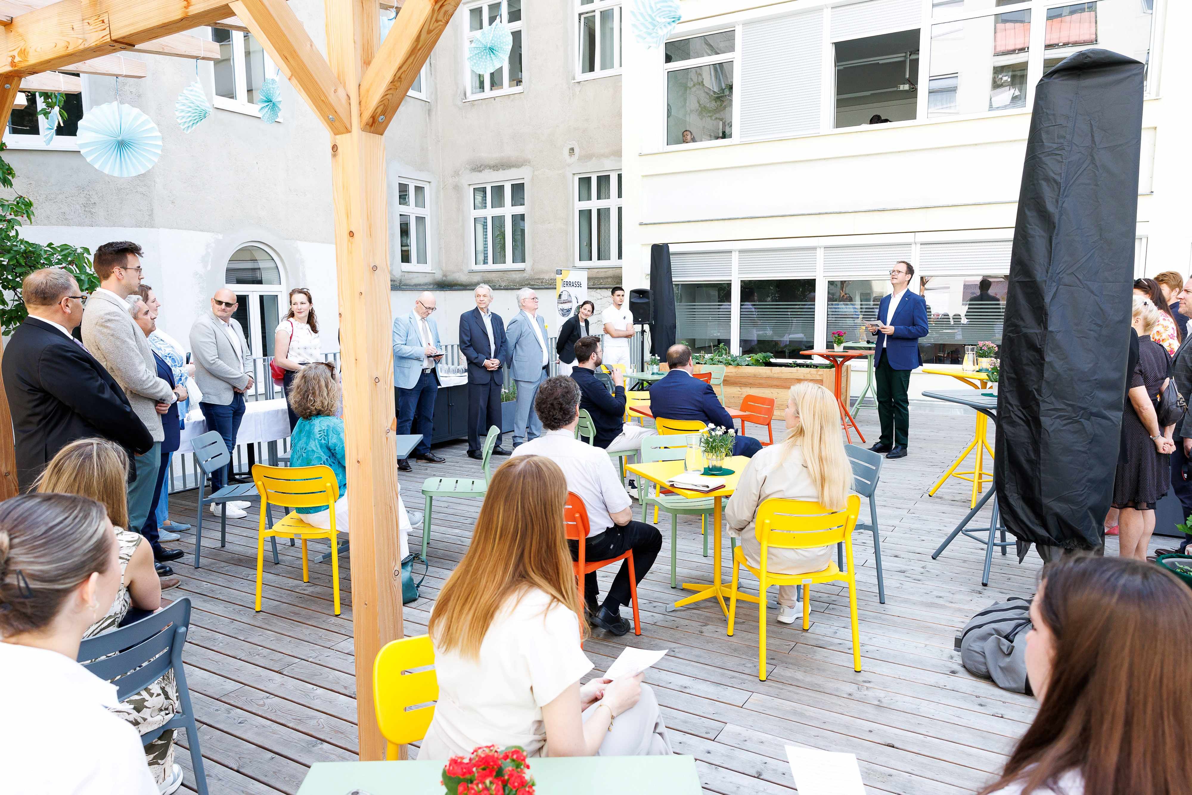 Die VBS Augarten hat ihre neue Dachterrasse eröffnet. Sie ist nicht nur für die Pause, sondern auch für den Unterricht.