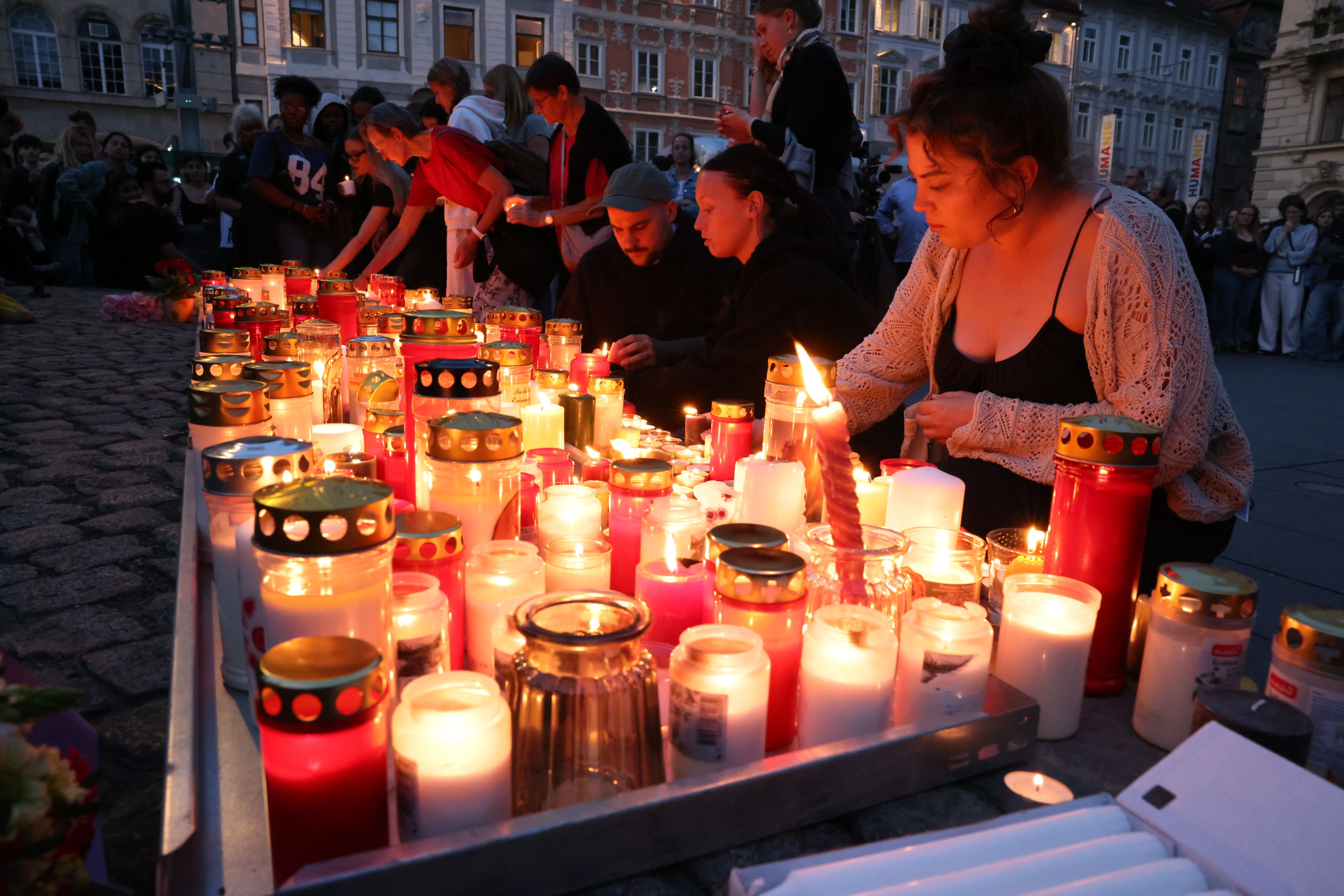 Nach dem Amoklauf ist Graz unter Schock - und sagt viele Veranstaltungen ab.