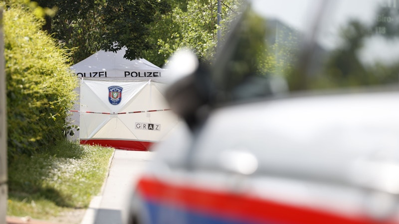 Bei der Attacke in der Grazer Schule in der Dreierschützengasse sind am Dienstagvormittag, 10. Juni 2025 mehrere Menschen gestorben. Im Bild: Ein Polizeiauto, ein Zelt und ein Sichtschutz in der Nähe des Tatorts in Graz.