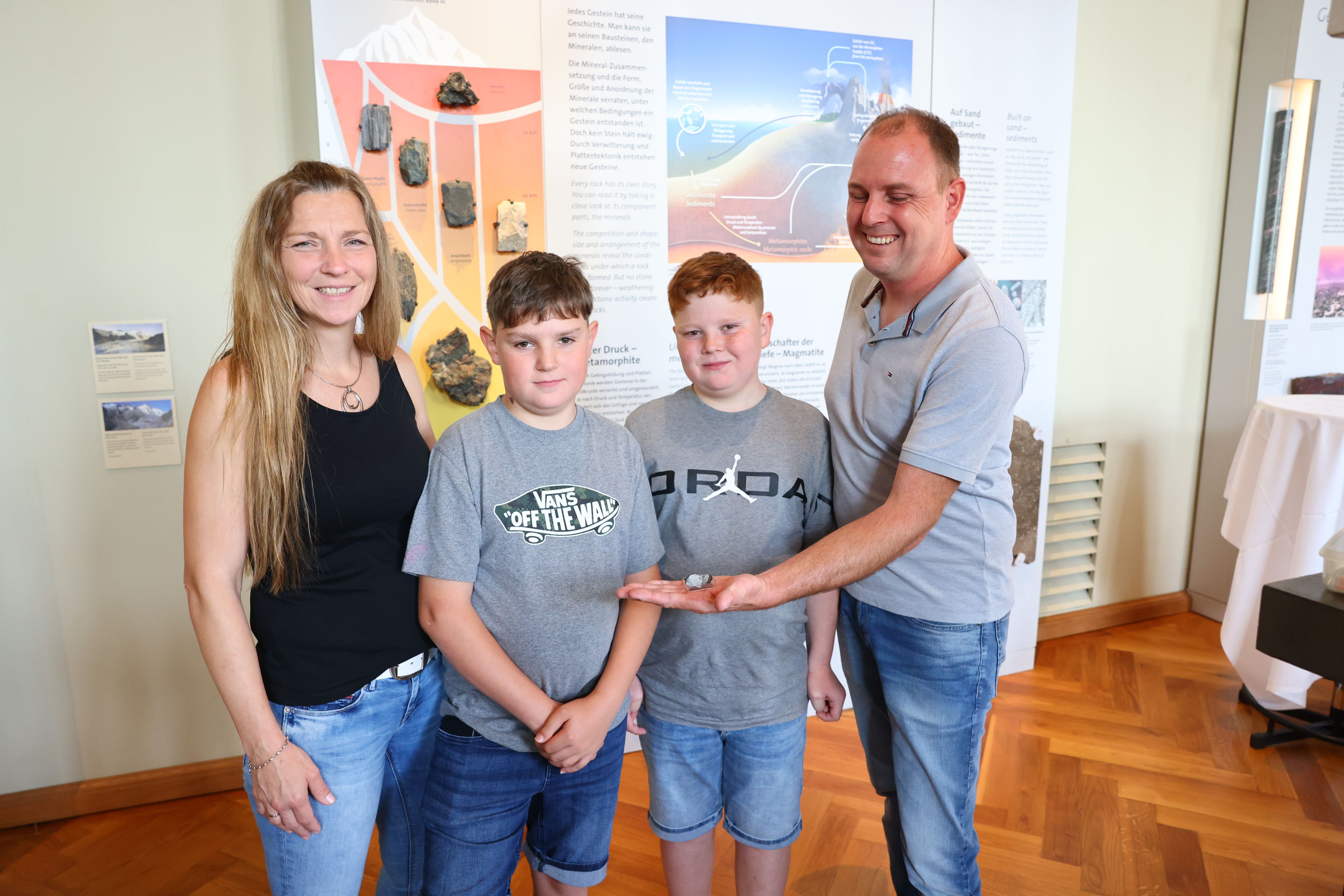 Die Familie Westermayr mit dem gefundenen Meteoriten